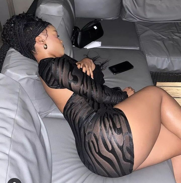 bi_simba's tweet photo. Reka nibarize abasore, 
Ese uramutse winjiye mu cyumba cyawe ugasangamo umukobwa wambaye uku yicaye uko wakoriki? 🤭😂 https://t.co/ujCKnxJlUH