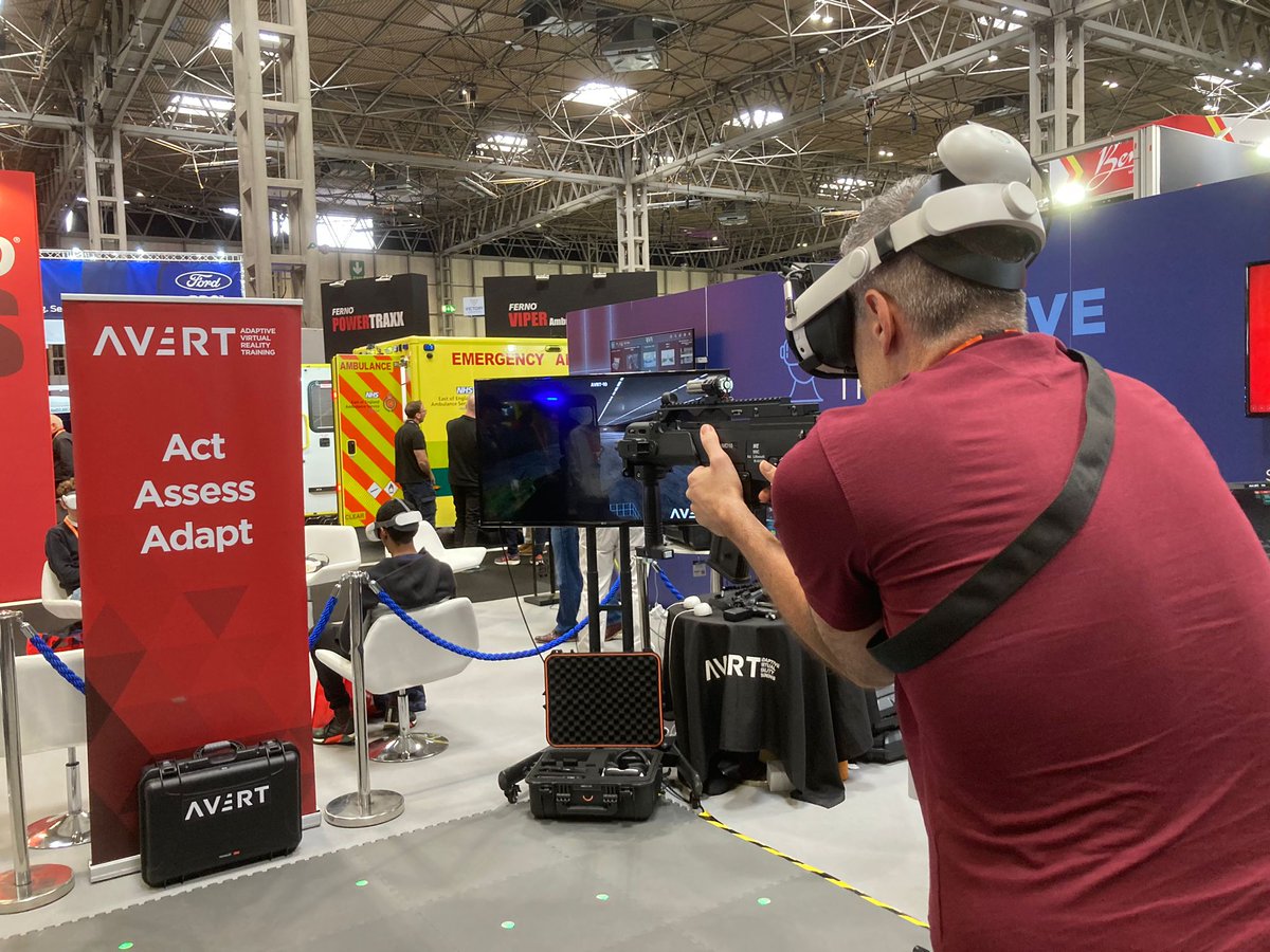 59_Medic's tweet photo. Some great vr tech on show from #avert, and yes I know @Tacmedic_ I shouldn't grip the mag well 😂 https://t.co/2sUm99XHiK