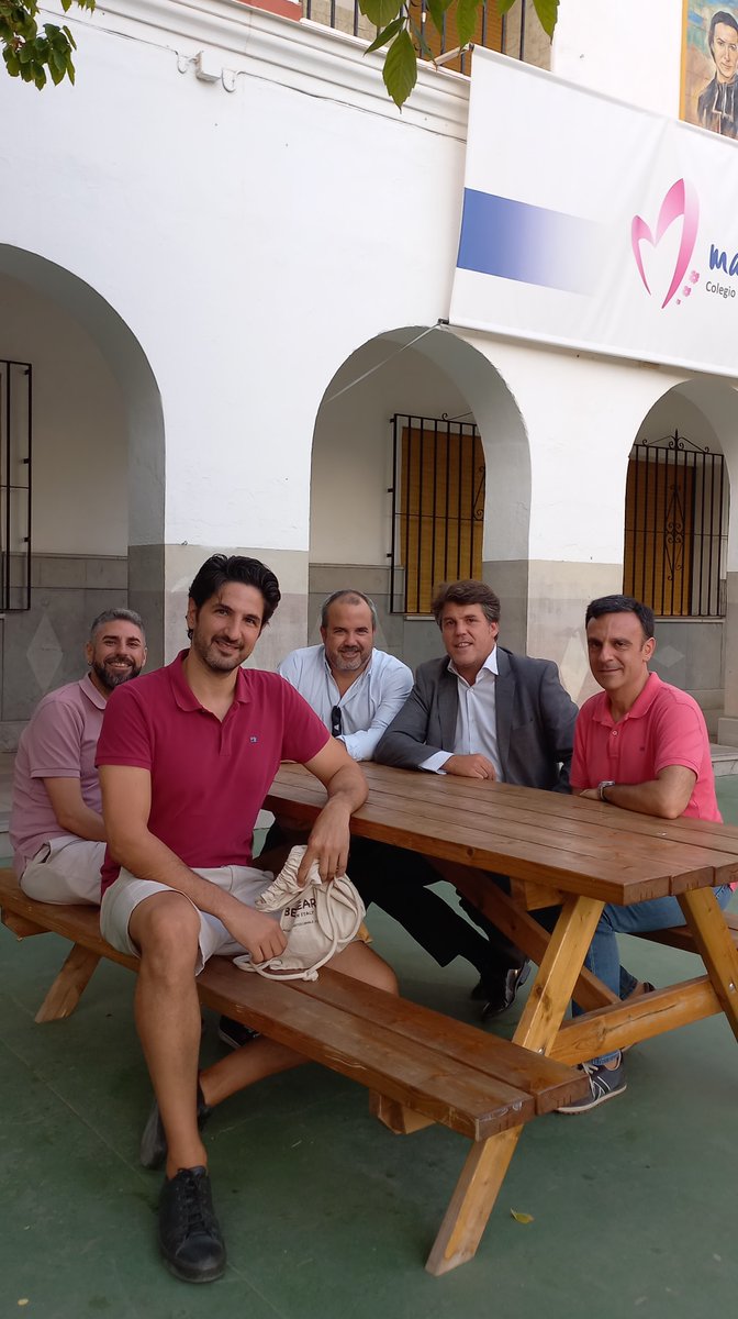 AdemarMalaga's tweet photo. Ya se encuentra en marcha la comisión para organizar la celebración de los 25 años de salida del colegio del COU 1998-99. Reserva fecha para 23 de NOVIEMBRE (sábado). Para contactar  se puede hacer mediante correo de Ademar Malaga (ademarmalaga00@gmail.com) https://t.co/yqdbhuqhbM