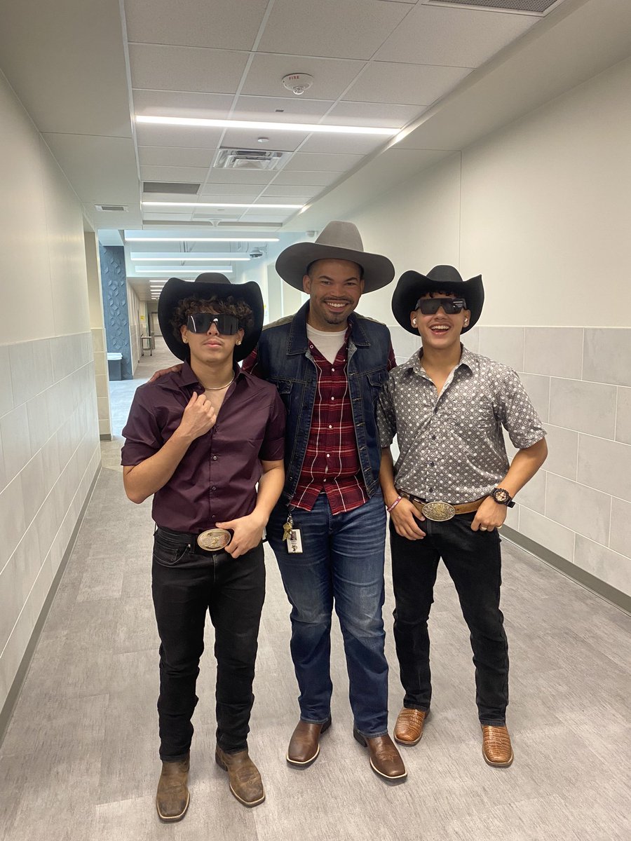 Justin_D_James's tweet photo. Country 🤠 vs. Country Club ⛳️ 
#Hoco24 #FHSSpiritWeek https://t.co/Tn87m8NWI9