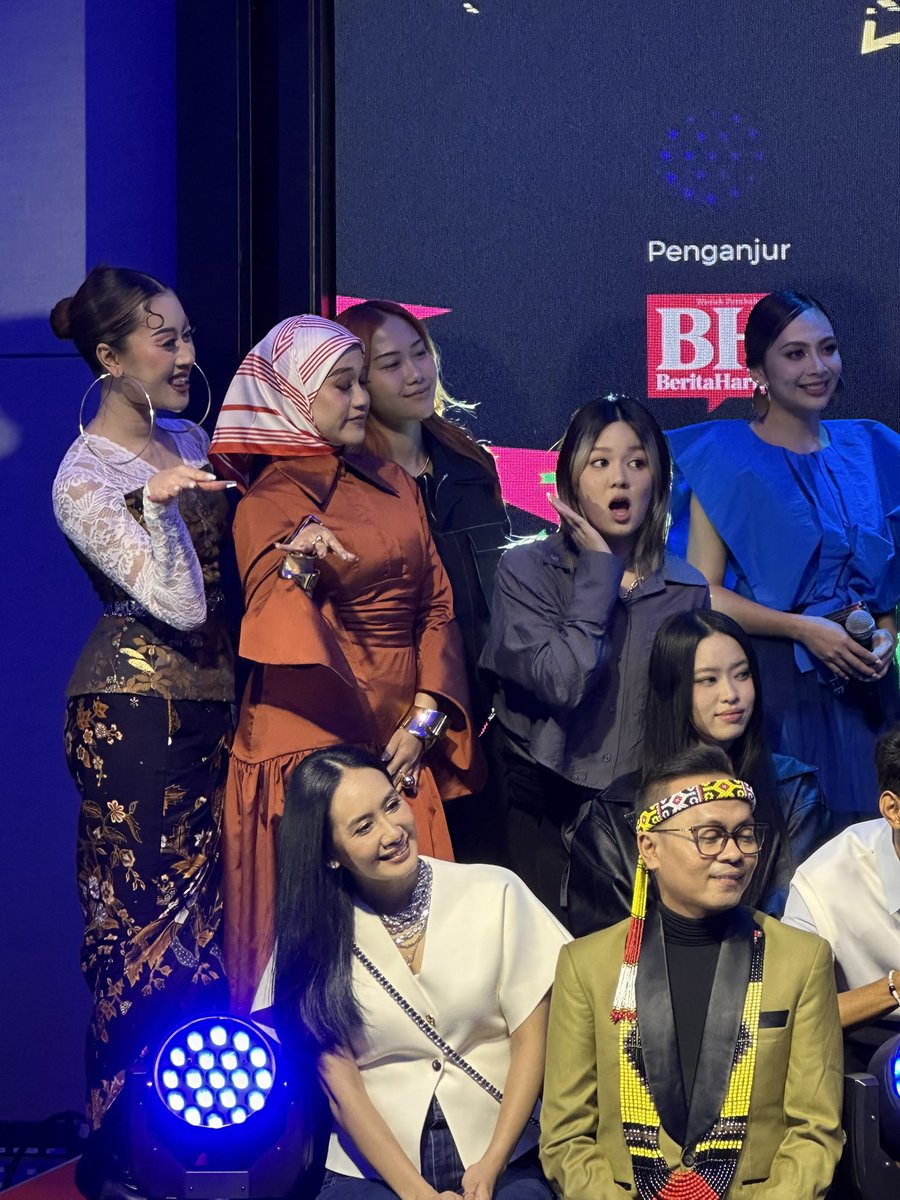 ohbulanofficial's tweet image. Wahh ramainya 😍 Ada tak artis kegemaran korang dalam gambar-gambar ni? Cer mention sikit! ✨🔥 #ohbulan #sembangentertainment #abpbh24 #anugerah #bintang #popular #bh #anugerahbintangpopularberitaharian #2024