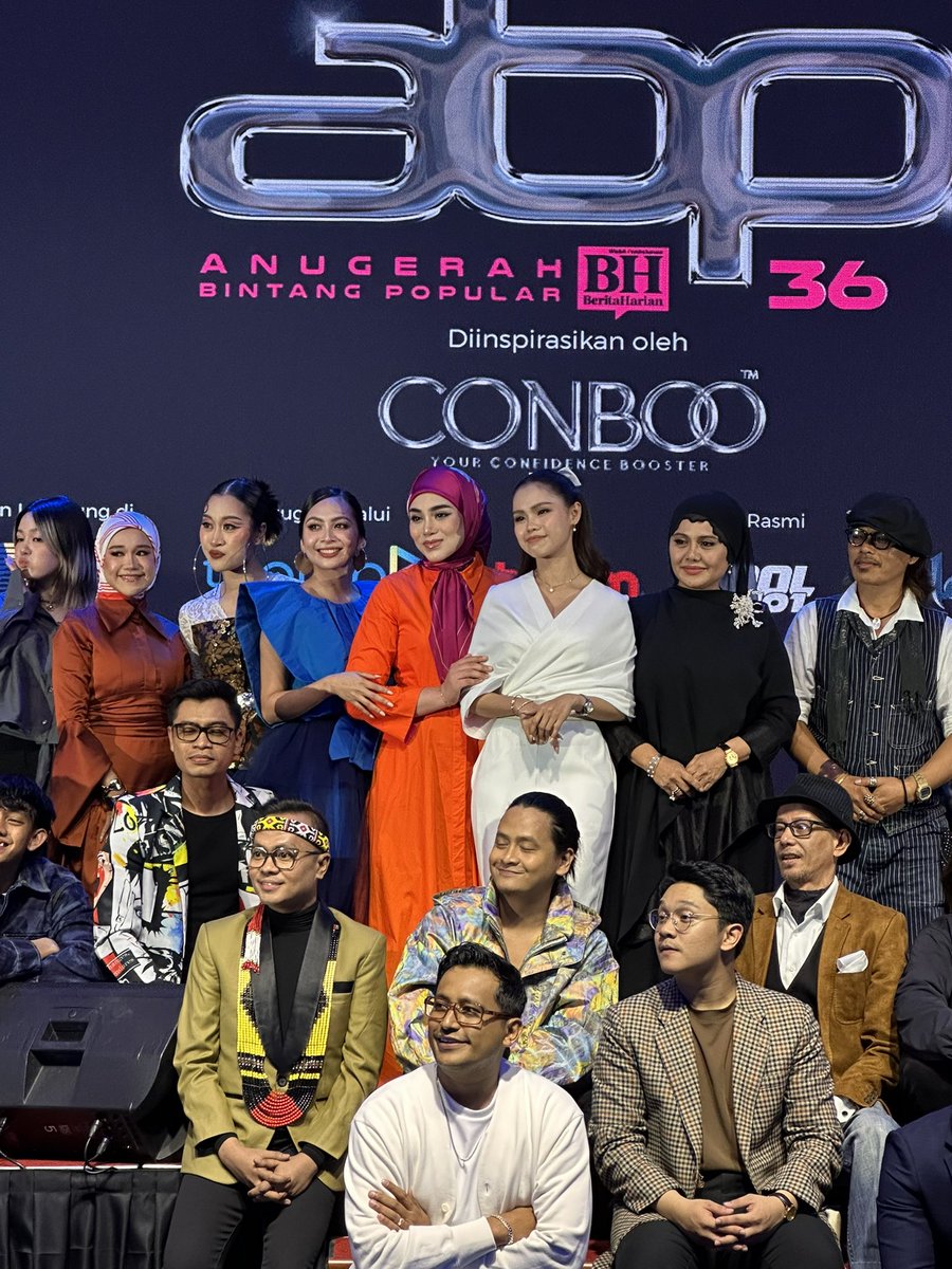 ohbulanofficial's tweet image. Wahh ramainya 😍 Ada tak artis kegemaran korang dalam gambar-gambar ni? Cer mention sikit! ✨🔥 #ohbulan #sembangentertainment #abpbh24 #anugerah #bintang #popular #bh #anugerahbintangpopularberitaharian #2024