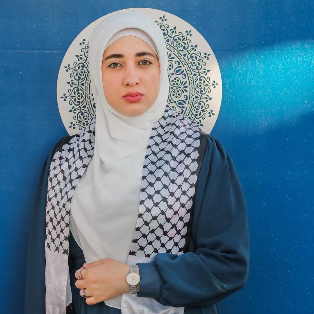 انتهاء جلسة النظر في أمر تجديد حبس أية كمال، المحبوسة احتياطيا من عامين، وللاسف قررت المحكمة استمرار حبسها ٤٥ يوما علي ذمة التحقيقات.
بدون السماح لها بالحديث، أو السماح لنا بالتواصل معها للاطمئنان على حالتها الصحية.