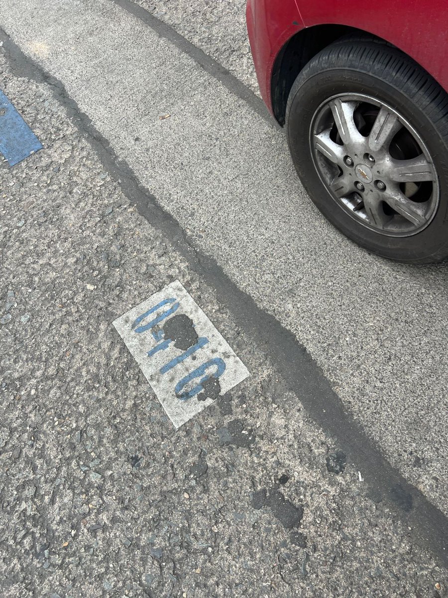 Jaime_apa's tweet photo. Lo más triste de todo es @emov_ep dice que el Controlador me multó porque mi auto estaba en el número 0410 cuando yo pagué en la aplicación por el número 0416 pero la señalización es tan deprorable que sus operarios no pueden identificar a qué número multar  @czamoramatute https://t.co/WAMBxFDlIV