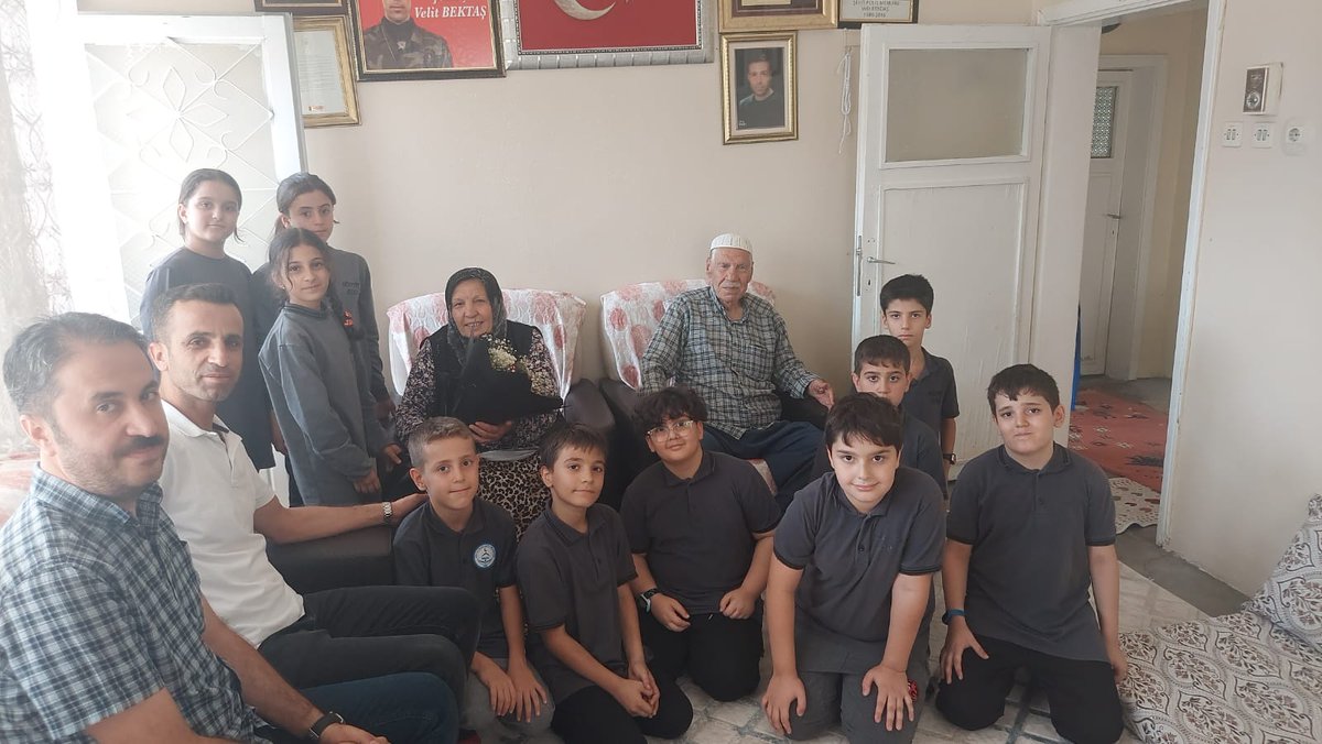 midyataihl's tweet photo. 15 Temmuz Demokrasi ve Millî Birlik Günü kapsamında okulumuz 5. Sınıf öğrencilerimiz ve öğretmenleri 15 Temmuz Şehidimiz Şehit Velit BEKDAŞ'ın  kıymetli ailesini ziyaret etmiştir.  Aziz şehitlerimize rahmet diler, emanetleri ailelerine sağlıklı bir hayat dilyoruz.
@midyatilcemem https://t.co/ADqUydTr2R