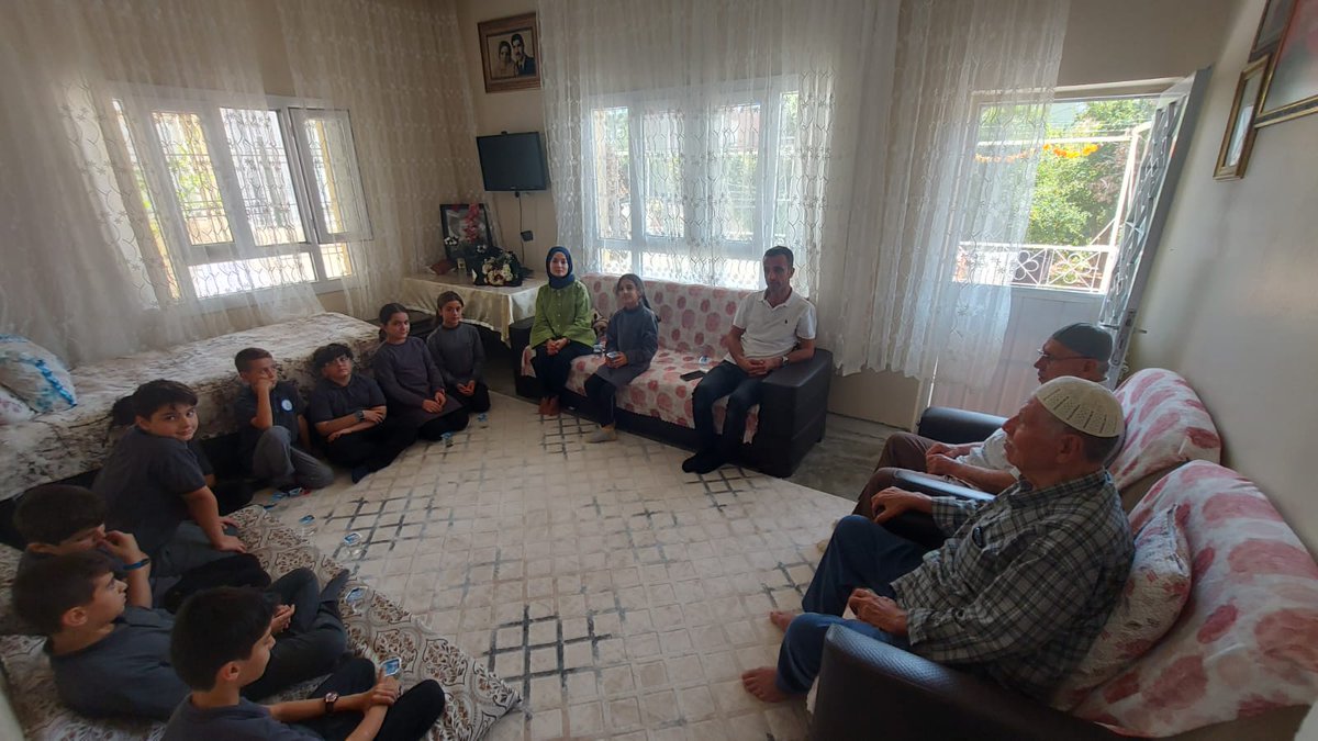 midyataihl's tweet photo. 15 Temmuz Demokrasi ve Millî Birlik Günü kapsamında okulumuz 5. Sınıf öğrencilerimiz ve öğretmenleri 15 Temmuz Şehidimiz Şehit Velit BEKDAŞ'ın  kıymetli ailesini ziyaret etmiştir.  Aziz şehitlerimize rahmet diler, emanetleri ailelerine sağlıklı bir hayat dilyoruz.
@midyatilcemem https://t.co/ADqUydTr2R