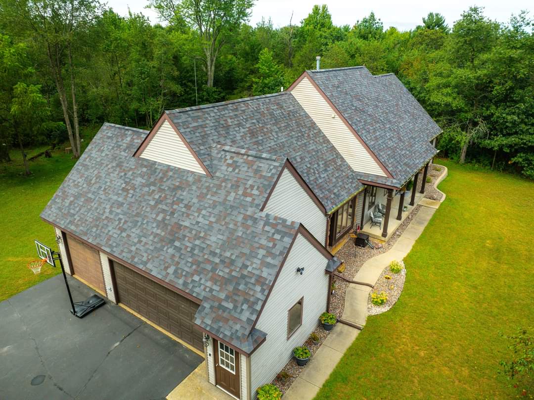 KickapooRoofing's tweet image. We have a wide array of shingle &amp;amp; color options when it comes to finding what's best for you and your home - Check out this Roof we completed just a few weeks ago in the Malarkey Highlander, Black Oak!

We strive to use the best options and products we have available when it…