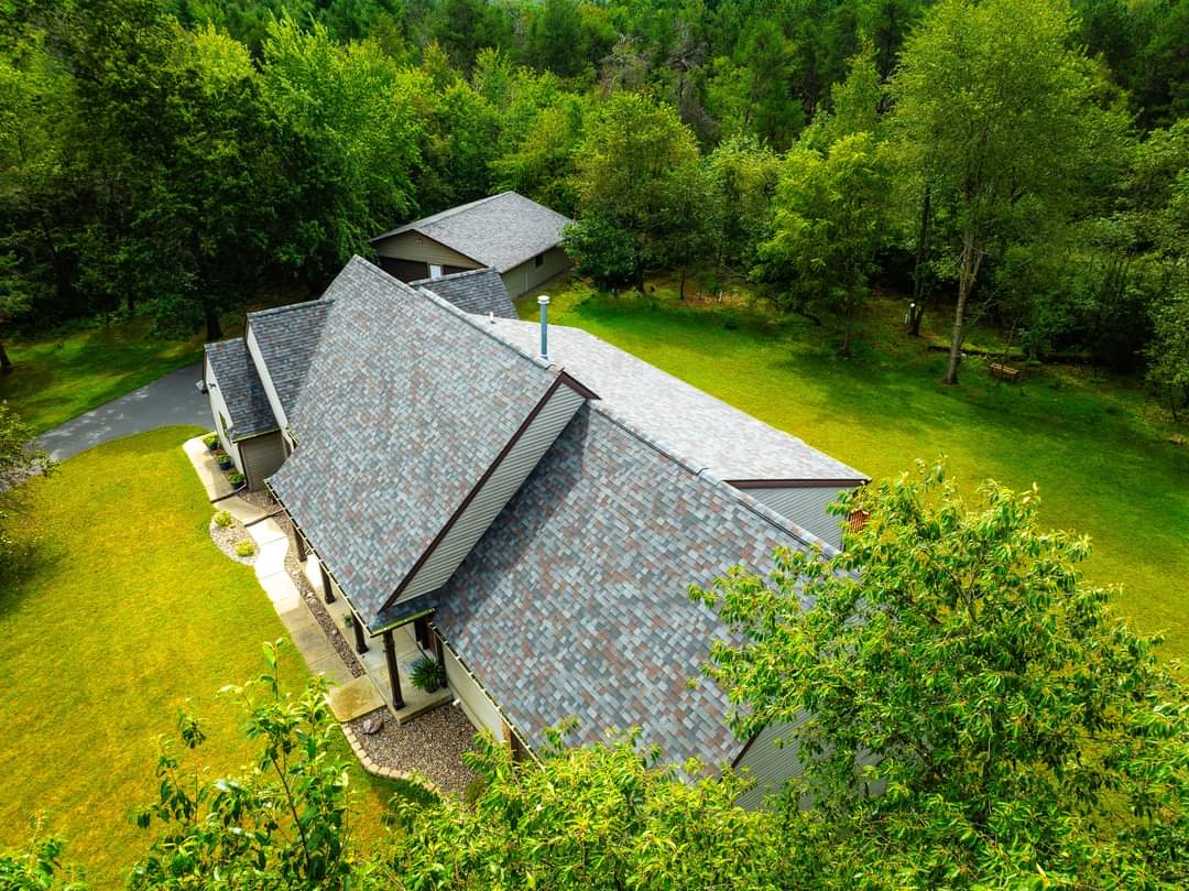 KickapooRoofing's tweet image. We have a wide array of shingle &amp;amp; color options when it comes to finding what's best for you and your home - Check out this Roof we completed just a few weeks ago in the Malarkey Highlander, Black Oak!

We strive to use the best options and products we have available when it…