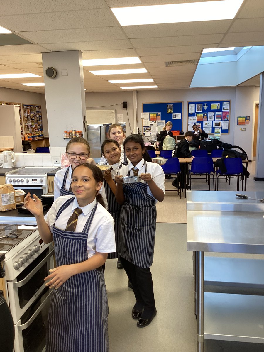SFA_CC's tweet photo. 🏐🎭Year 7 Welcome Club✍️🍰   

Thank you to everyone who was able to attend our Year 7 Welcome club last night, over 130 students attended!
#welcomeclub #year7 #drama #sport #dodgeball #writing #music https://t.co/4T3K36tCEZ