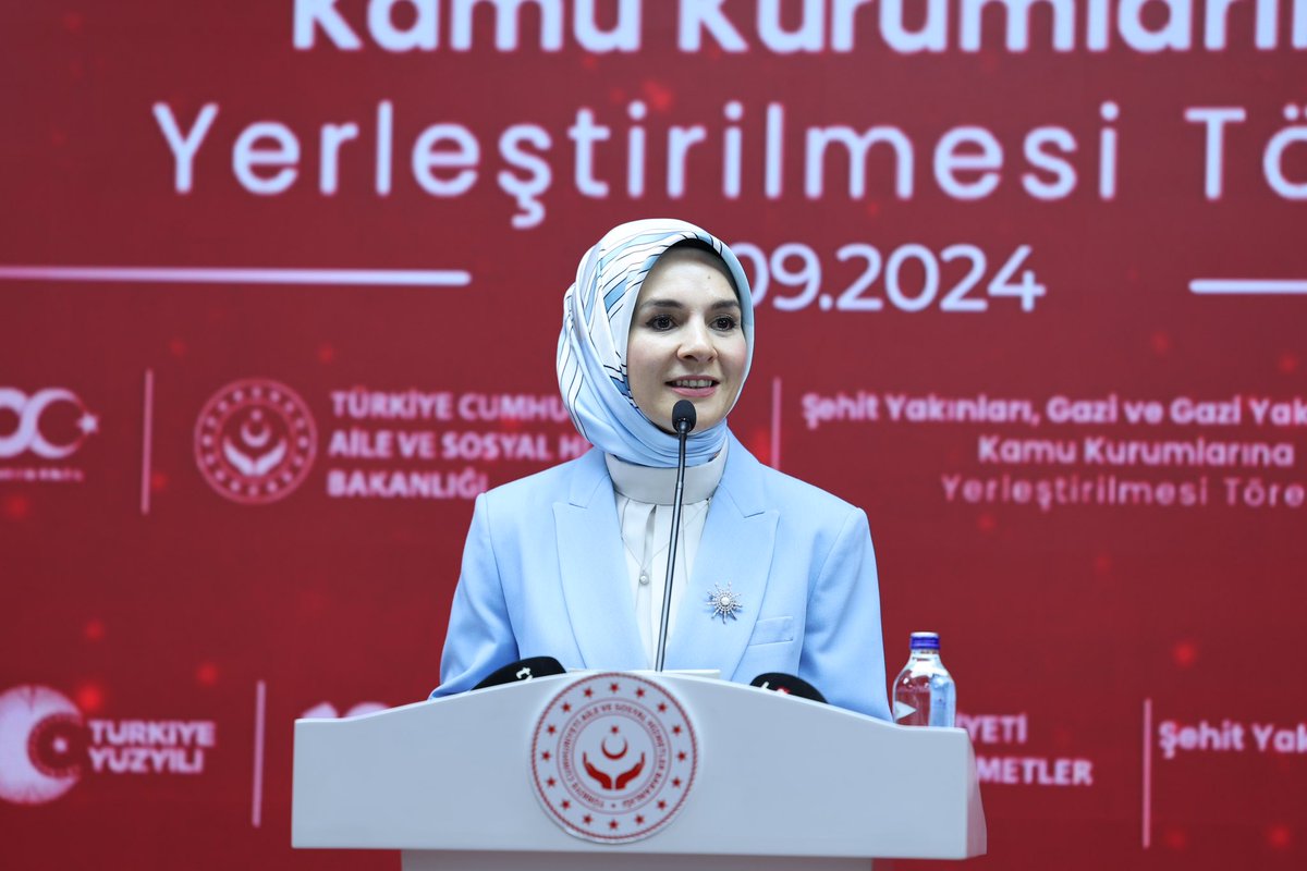SayimMadak's tweet photo. 📍Ankara 

Vatanımızın bekası için göğsünü namerde siper eden ve bu uğurda şehadet içen kahraman şehitlerimizin bizlere emaneti olan 729 şehit yakını, gazi ve gazi yakınının kamu kurum ve kuruluşlarına atamaları bugün Bakanımız Sayın @MahinurOzdemir'in riyasetinde gerçekleştirildi.

Yapılan atamaların hayırlı olmasını diliyor, istihdam edilen tüm kardeşlerime Rabbimden muvaffakiyetler diliyorum. #VatanSizeMinnettar🇹🇷