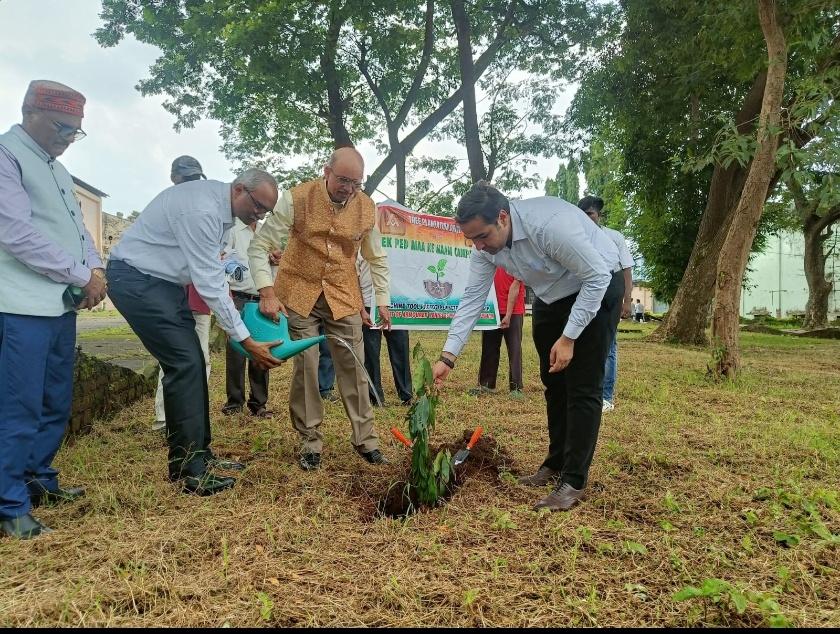 Mpf_Avnl's tweet photo. AVNL Ambarnath unit today continued its efforts towards Swachhata hi Seva drive with tree plantation campaign under the leadership for Shri P K Bummerkar, CGM. 
#SwachhataHiSeva2024 #SHS2024     @SwachhBharatGov
#CleanIndia #SwachhBharat 
#एक_पेड़_माँ_के_नाम https://t.co/3vXmxp2P7H