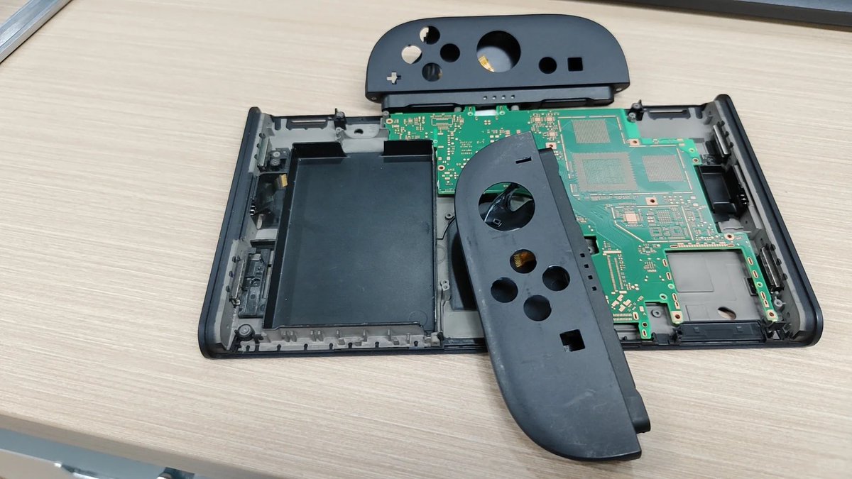 digitalfoundry's tweet photo. This is the most interesting/plausible Switch 2 leak image - looks like some rough prototype components. Why fake a mainboard? Pay attention to the small size of the battery chamber and keep expectations firmly in check on handheld performance. https://t.co/M3DKSFnt3C