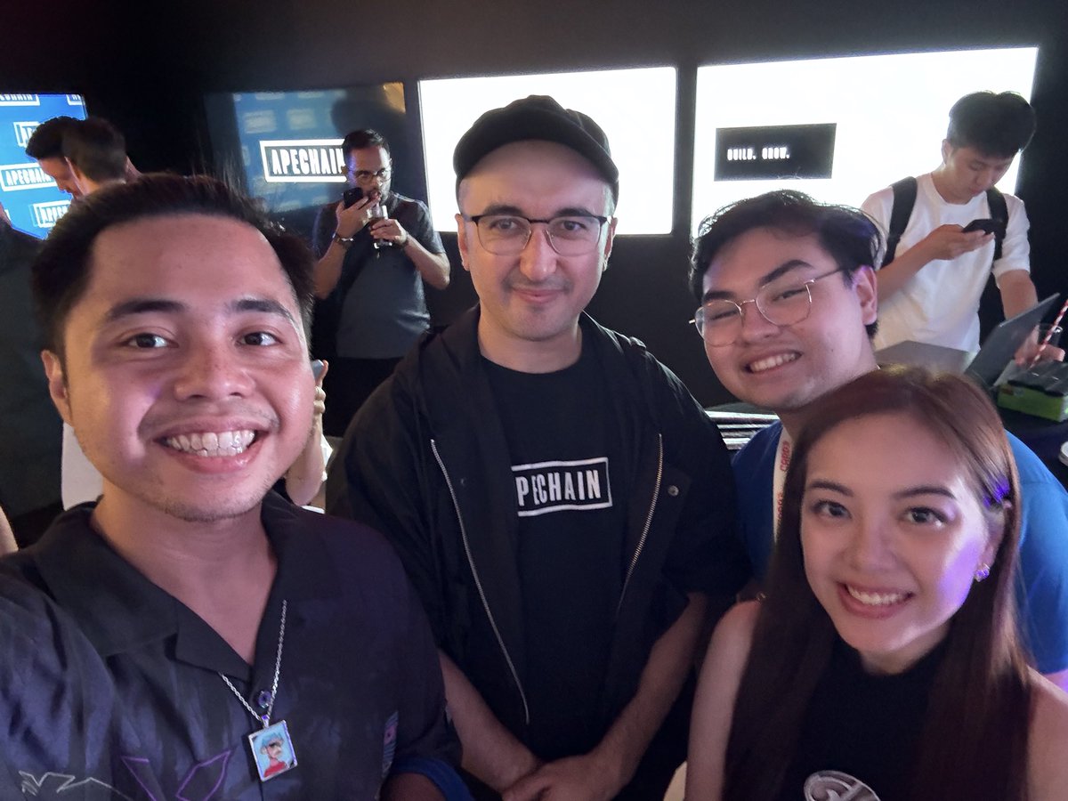 Lancelot_eth's tweet photo. It’s a @yugalabs with Ape SG kinda day.

Met the legends @wonk1m and @mfigge along with a lot of goated apes. Thanks for hosting @Xeer!!  

Enjoyed racing with @jbondwagon and @PancakeSyrupNFT as well. https://t.co/lYrV7dfy04