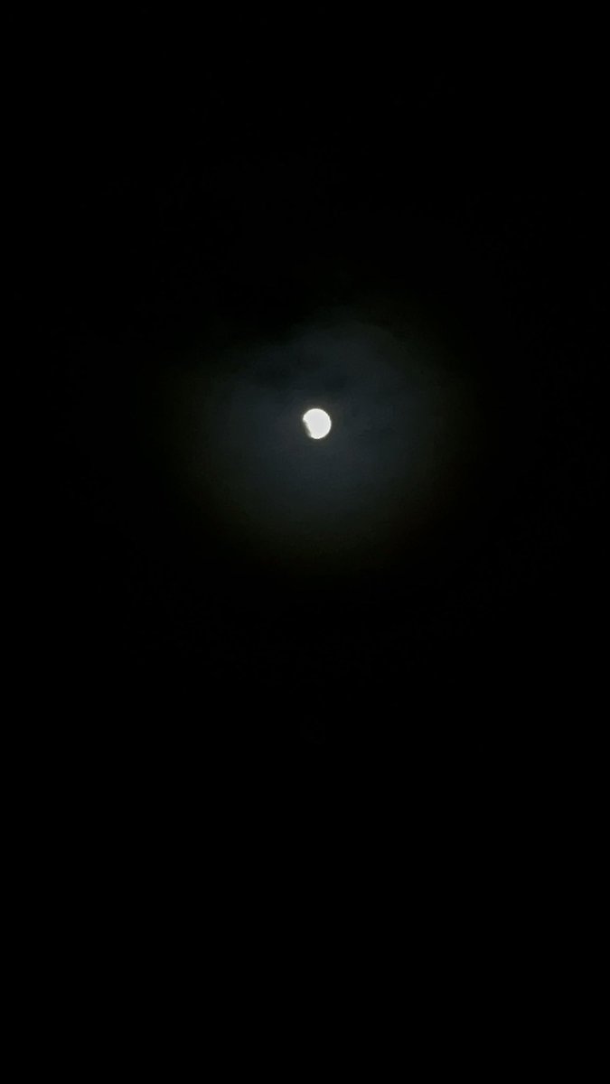 daninomas's tweet photo. Eclipse de luna en piscis. Lo bueno es que ya reviví 🙌🏼 https://t.co/p6LtDM03Kz
