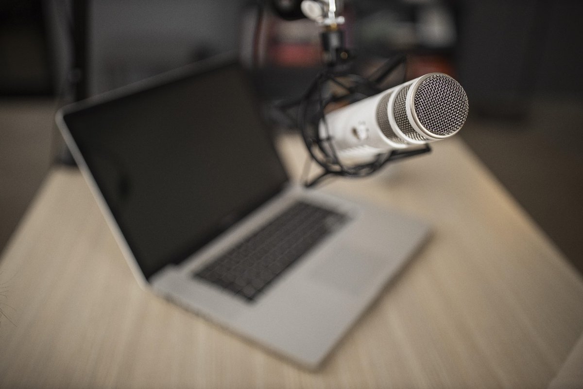 YutappHQ's tweet photo. 🎙️ Video Podcasts or Audio-Only? 🤔 Which is the right choice for your podcast? 
We break down the pros and cons of each format in our latest blog!

Read the full post on Medium: [https://t.co/pjLtjdcy3U] https://t.co/wG0WM1E7My