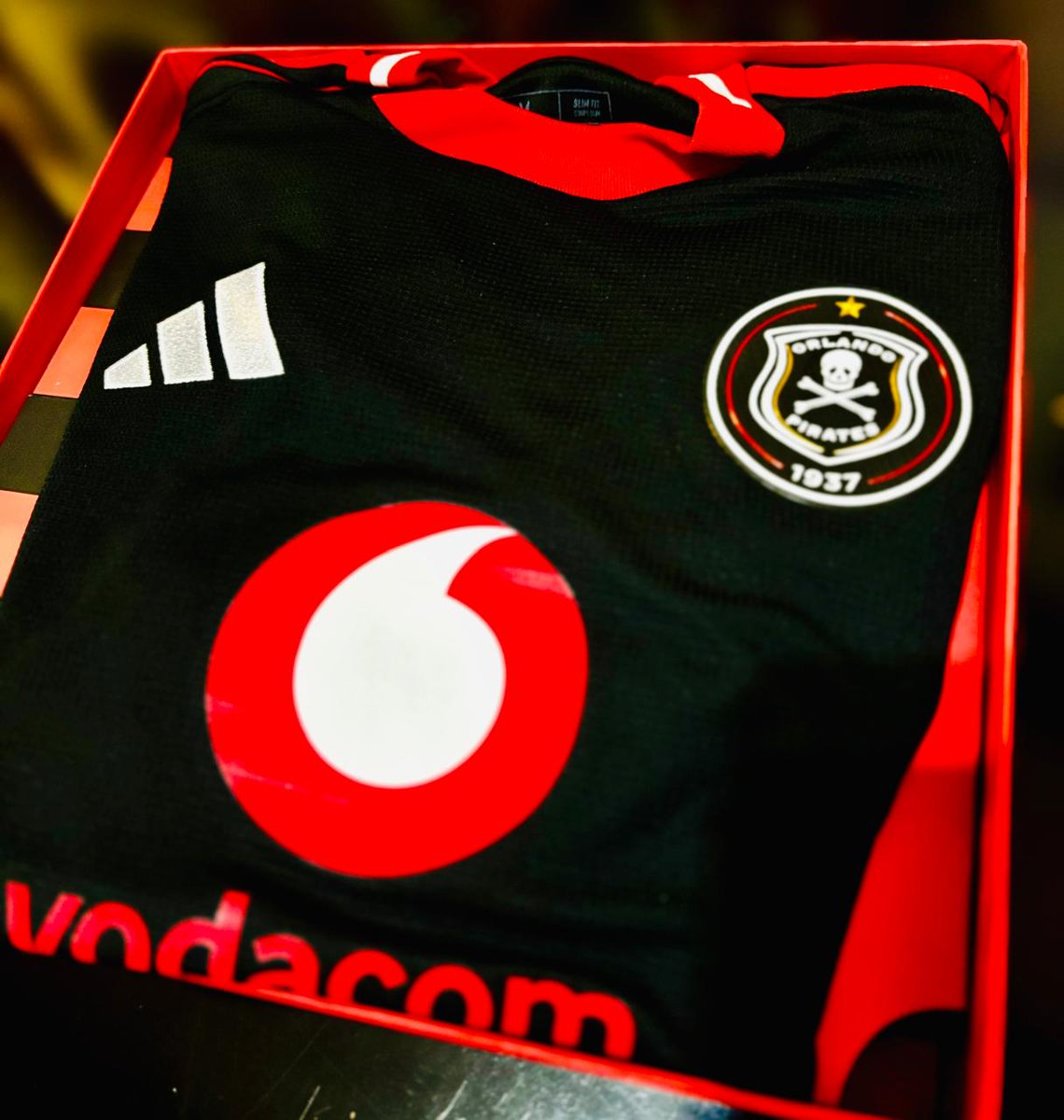 ThabisoMosia's tweet photo. The new league season officially gets underway tonight for @orlandopirates . I'd like to pass forward my gift from the club to a dedicated supporter ..No RT's, no follow back, no likes required.  Just tag a deserving Bhakaniya and let's see who gets it ... #SizenzaZonke https://t.co/9pIzp5KEmw