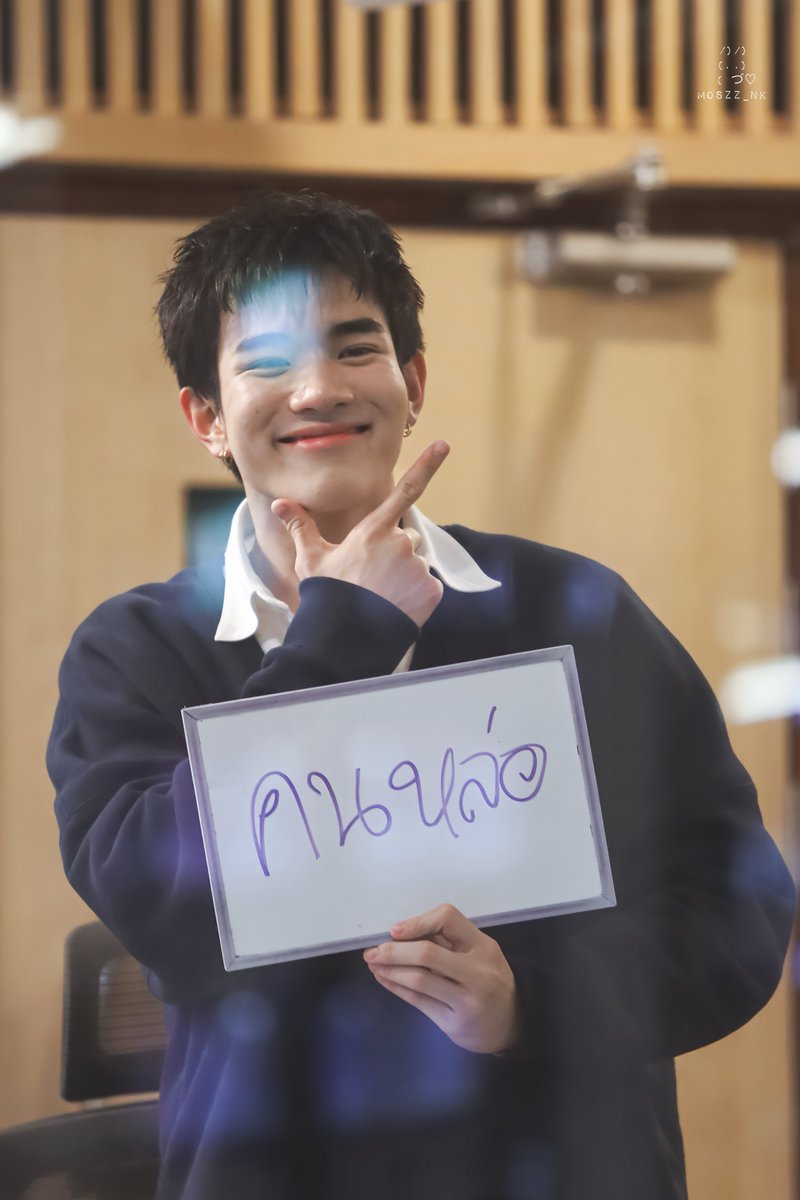 moszz_nk's tweet photo. ป้ายที่เขียนก็คือน่ารักหมดเลยยย 𐙚 ‧₊˚ ⋅

─ FOTFOT ALRIGHT TOUR 

#Flex1045xFOURTH_ALRIGHT
#FourthNattawat @tawattannn https://t.co/7FwcebRZml
