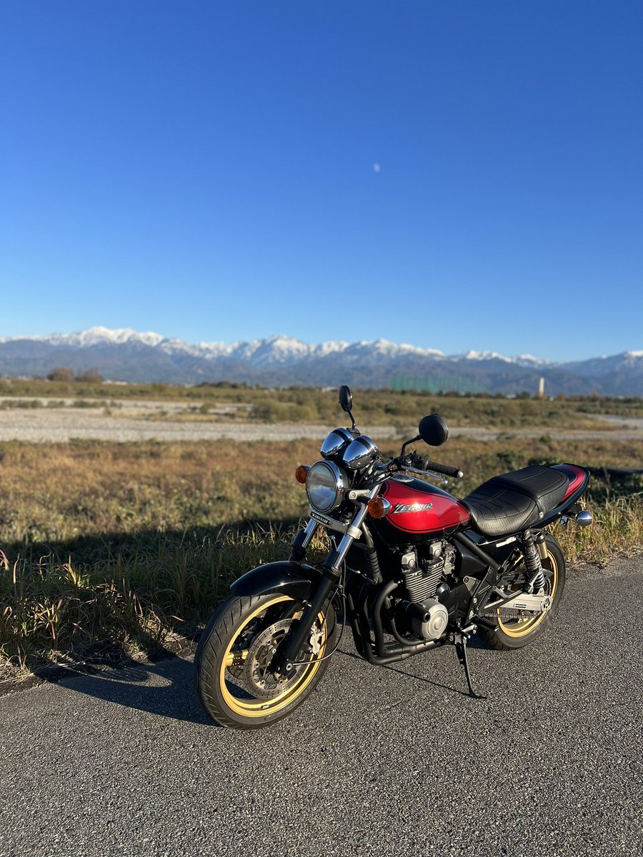 mgnv35's tweet image. 名前：ほのか
性別：👧🏻
年齢：22
住み：富山県
身長：🤫
車種：❤️Zephyr χ🖤

女の子のバイク友達増やしたいです🥹

#バイク乗りとして軽く自己紹介
#zephyr 
#バイク女子 
#バイクのある風景