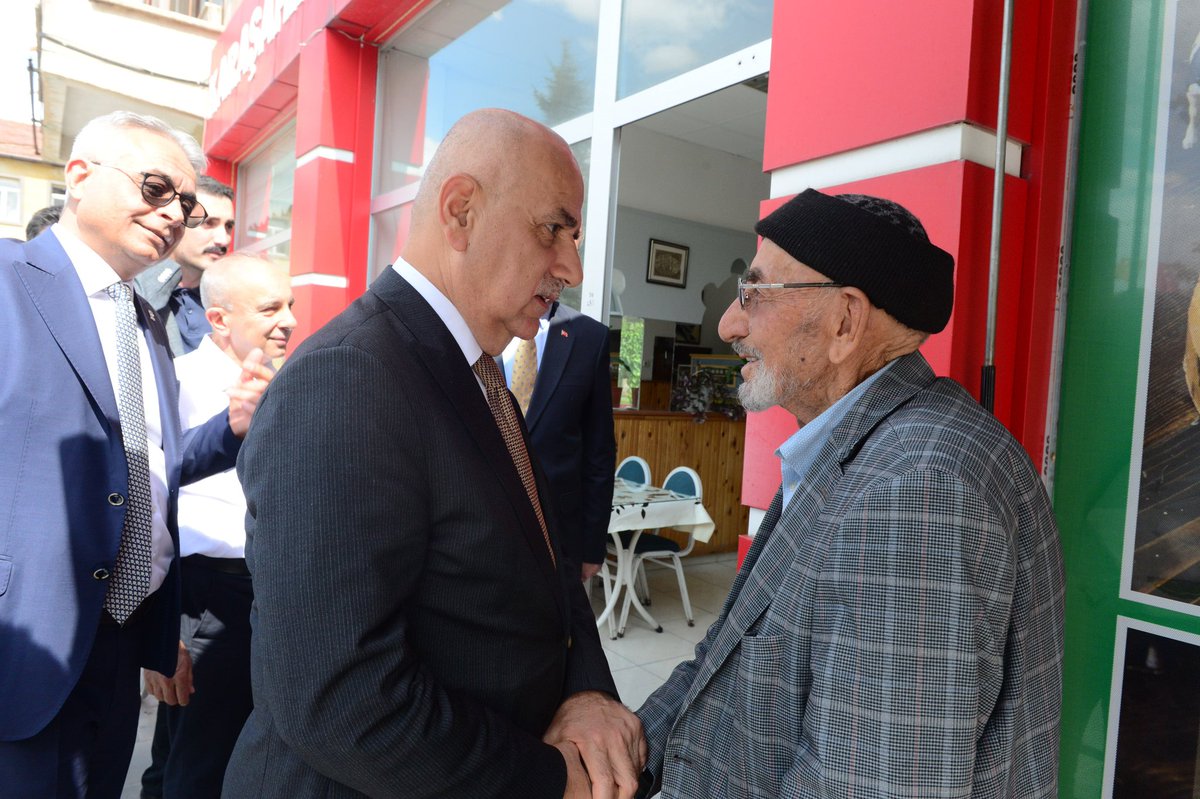 VahitKirisci's tweet photo. #Tomarza esnaflarımızı ziyaret ederek, sorun ve taleplerini not aldık.

Güler yüzlerini ve sıcak sohbetlerini bizlerden esirgemeyen esnaflarımıza teşekkür ediyor, bol kazançlar diliyorum.

#TürkiyeBuluşmaları https://t.co/pJWmu13fLL