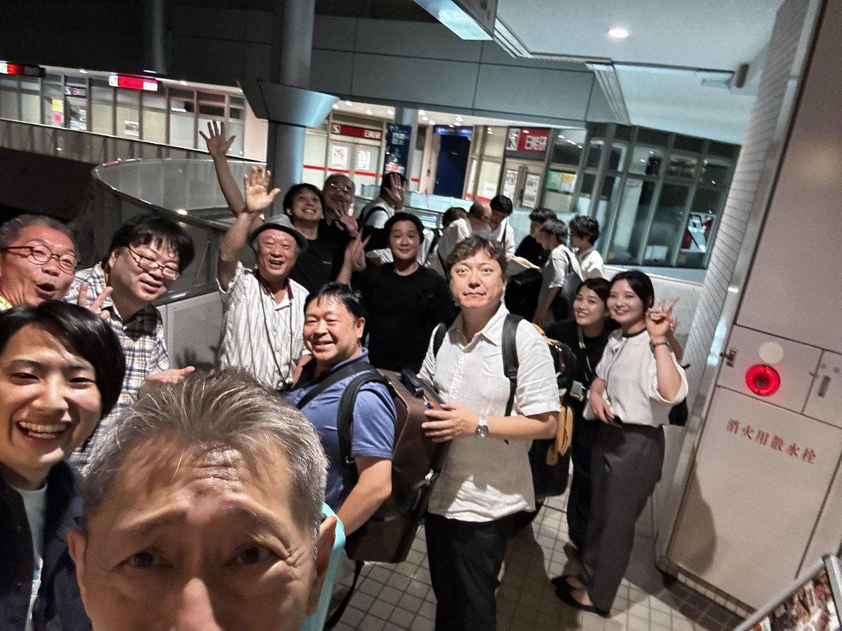 paSW4HqFGKnLTtL's tweet photo. 能の先生に歩き方の指南(今までにない刺激的な歩き方の情報でした)もいただき、本番は集中して、楽譜でけでなく歩き方にも意識をしながら演奏することに集中できました。打ち上げも楽しかった！！関係者の皆様全ての方に感謝申し上げます！
本番前のメンバーの歩き方の練習取り組み方が素晴らしい！！ https://t.co/t2hA2D0kHC