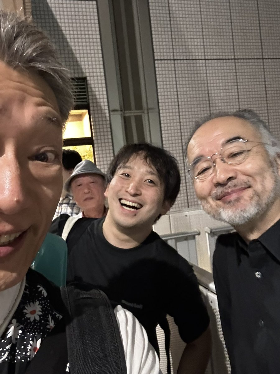 paSW4HqFGKnLTtL's tweet photo. 能の先生に歩き方の指南(今までにない刺激的な歩き方の情報でした)もいただき、本番は集中して、楽譜でけでなく歩き方にも意識をしながら演奏することに集中できました。打ち上げも楽しかった！！関係者の皆様全ての方に感謝申し上げます！
本番前のメンバーの歩き方の練習取り組み方が素晴らしい！！ https://t.co/t2hA2D0kHC