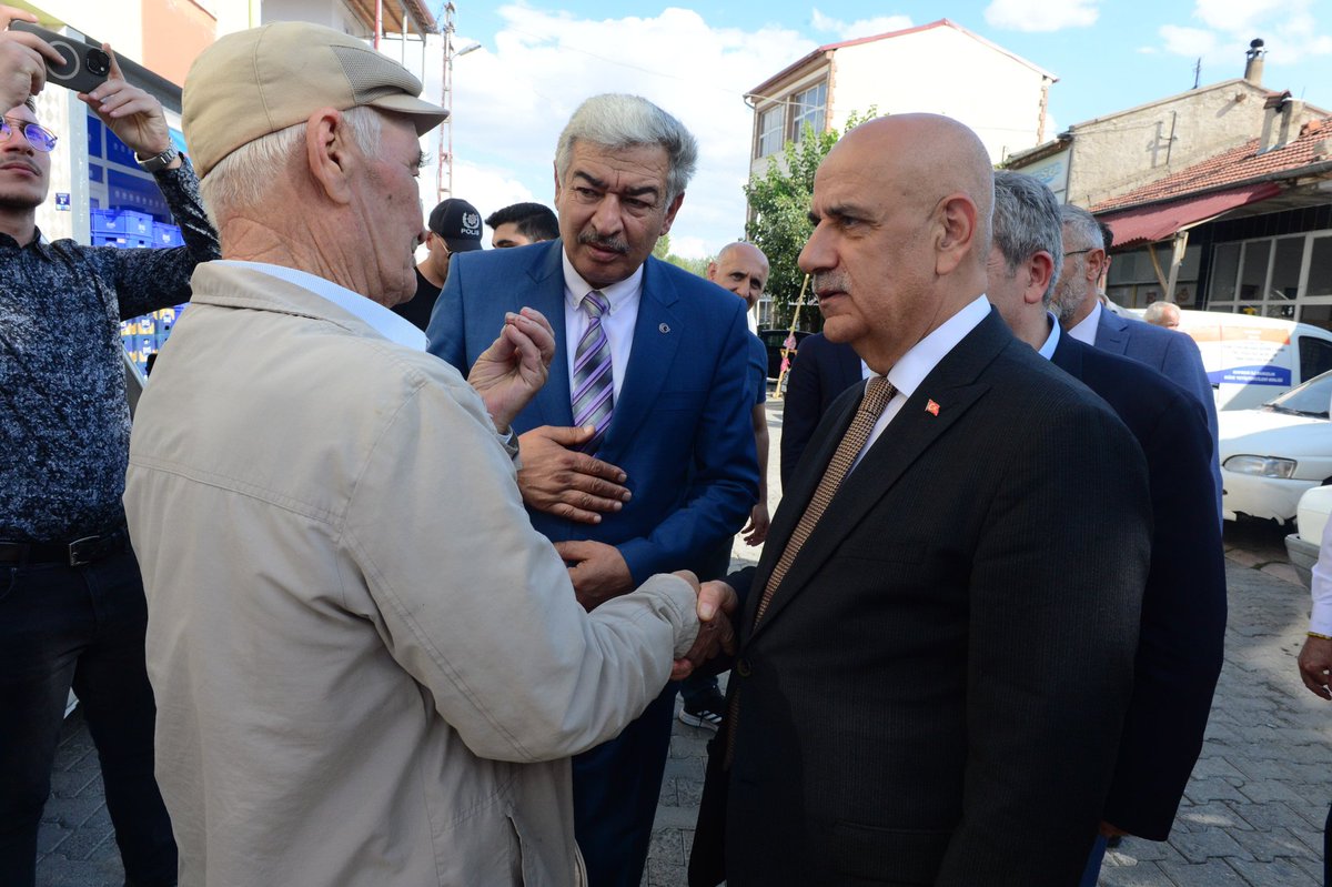 VahitKirisci's tweet photo. #Tomarza esnaflarımızı ziyaret ederek, sorun ve taleplerini not aldık.

Güler yüzlerini ve sıcak sohbetlerini bizlerden esirgemeyen esnaflarımıza teşekkür ediyor, bol kazançlar diliyorum.

#TürkiyeBuluşmaları https://t.co/pJWmu13fLL