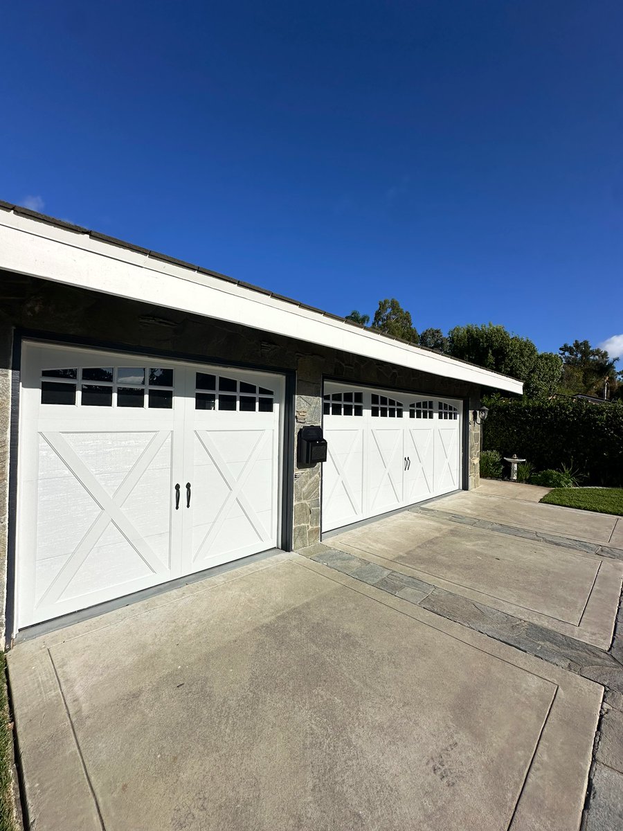 AlliantGD's tweet image. Transformation Alert! Check out this stunning before-and-after of our latest installation: the Clopay Coachman garage door! 🌟 

This carriage-style door not only elevates curb appeal but also offers durability and energy efficiency.

#GarageDoor  #Clopay #CurbAppeal