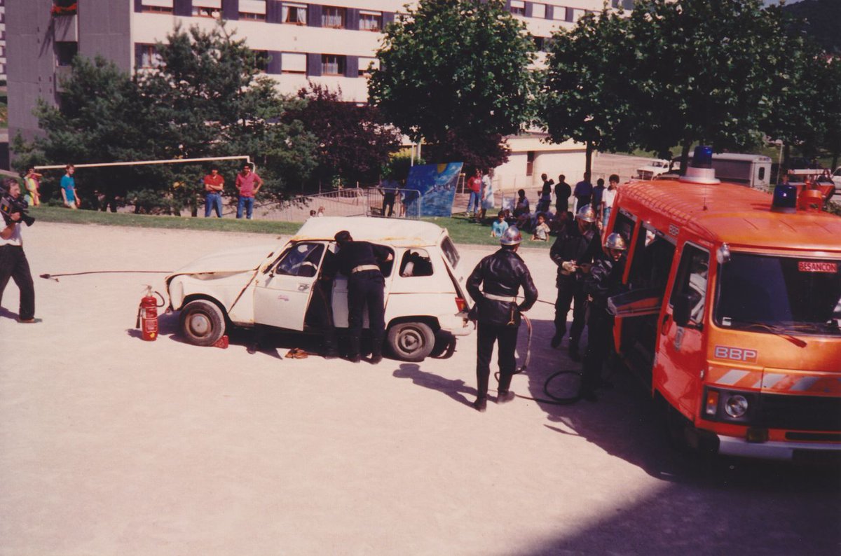 J-8️⃣ : Manœuvre de désincarcération par les sapeurs-pompiers de Besançon dans les années 1980. Ce week-end, lors des portes ouvertes des sapeurs-pompiers de Besançon, vous pourrez observer une manœuvre de secourisme routier avec le matériel… d’aujourd’hui !  (© Alain Thévenot)