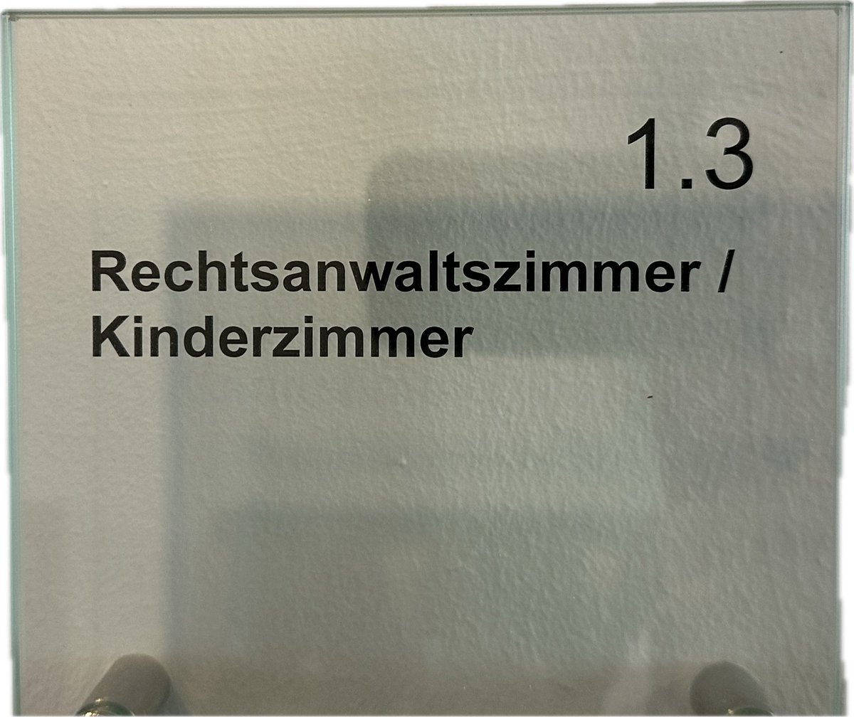 Beschilderung im lokalen Amtsgericht. Ein Schelm wer Böses dabei denkt.