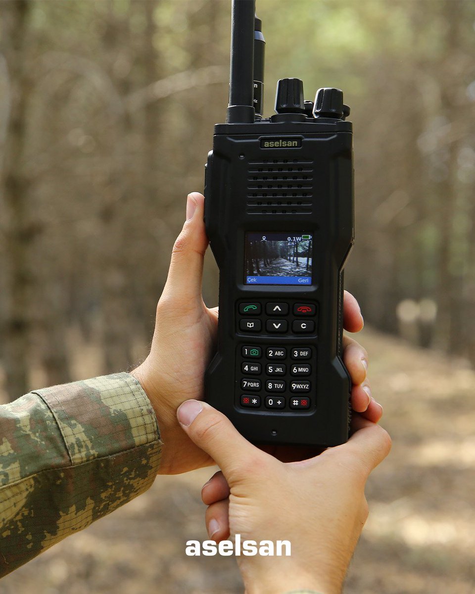 aselsan's tweet photo. {#AskeriHaberleşme}
Elektronik Harp Korumalı El Telsizi: ⚡ARTCOM 5433 V/UHF-P⚡
⬇️
Akıllı telefonların yeteneklerini, baz istasyonu kullanmadan sağlayabiliyoruz.
⬇️
✅Kriptolu haberleşme
✅Otomatik telsiz ağı oluşturma
✅Canlı video aktarımı
...
...
#ASELSAN

🌐

{#MilitaryCommunication}
Electronic Warfare Protected Handheld Radio: 
⚡ARTCOM 5433 V/UHF-P⚡
We can provide the capabilities of smartphones to armies.
⬇️
✅Encrypted communication
✅Automatic radio network creation
✅Live video transfer
...
...