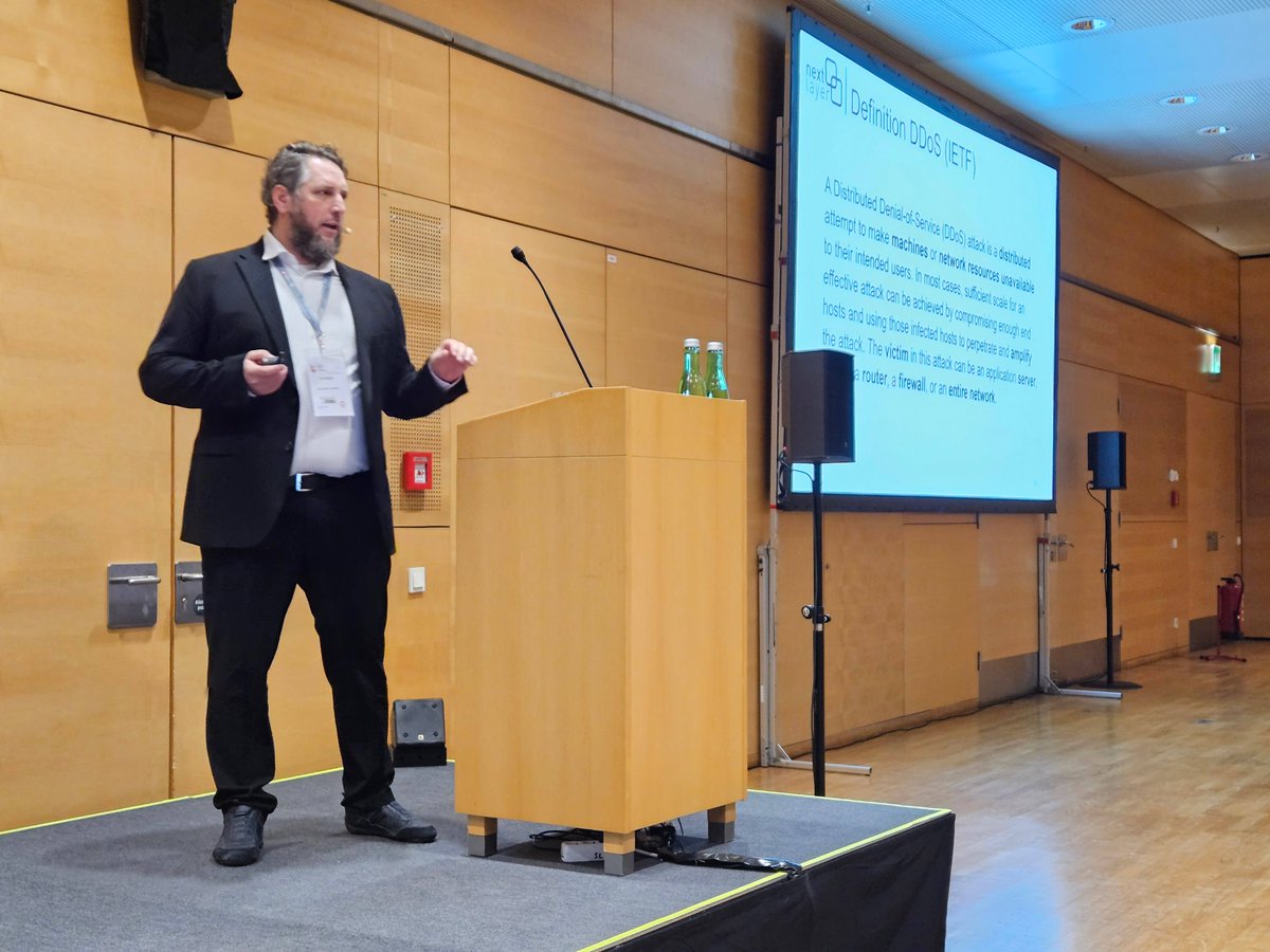 next_layer's tweet image. Messe Wien Raum Stolz gepackt voll, und keiner traute sich tratschen😉:
unser CTO @reneavi bei der #iktsicherheitskonferenz24 des Bundesheeres mit seinem Vortrag zu "Distributed Denial of Service (#DDOS): Technik - Wirkung - Abwehrmaßnahmen".
Es war uns eine Ehre, #Bundesheer!