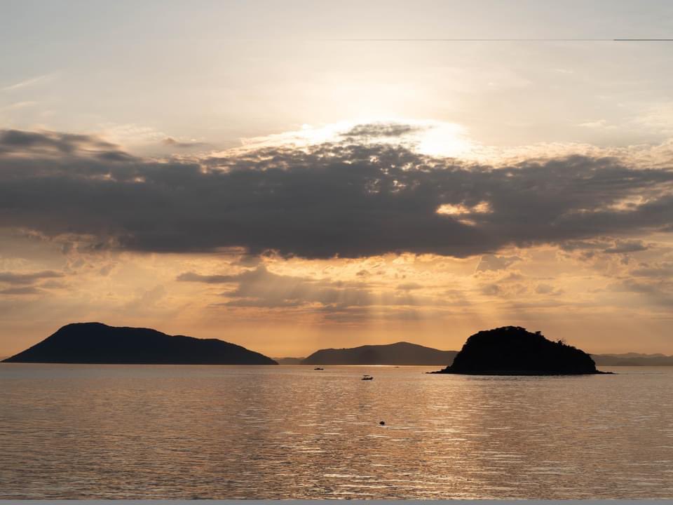 CameraisLife's tweet photo. 瀬戸内の島々

#どこかにマイル　高松
#宇多津 https://t.co/bBKpKFogHi