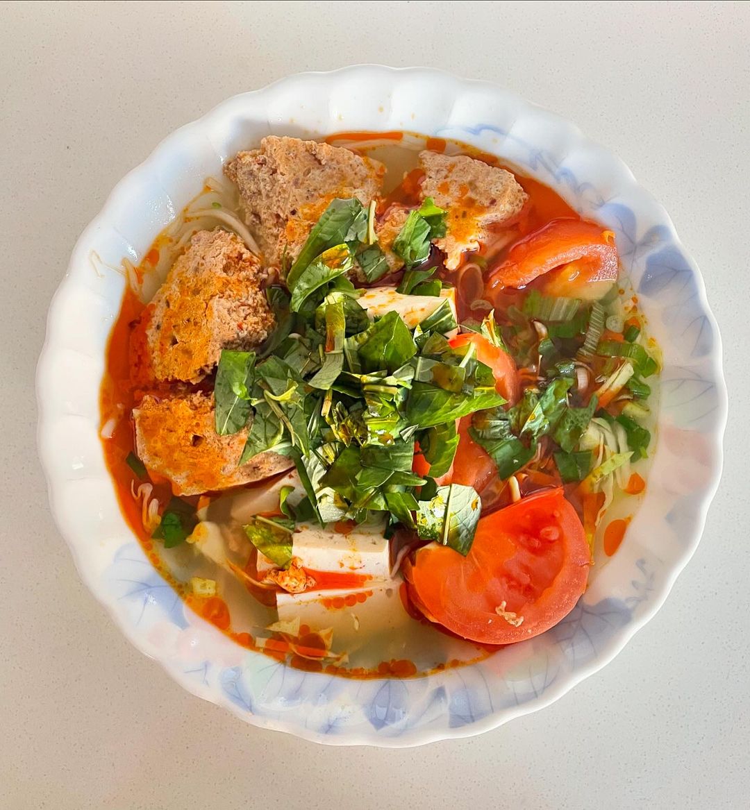 The first taste is with the eye, and our eyes are loving this Vietnamese Bun Rieu (shrimp and crab noodle soup) 😍

Now our bellies want to try it too, invite us for dinner next time?

📸 Instagram: /takeamunch

#squidbrand #premiumfishsauce #fishsauce #umami #noodlesoup