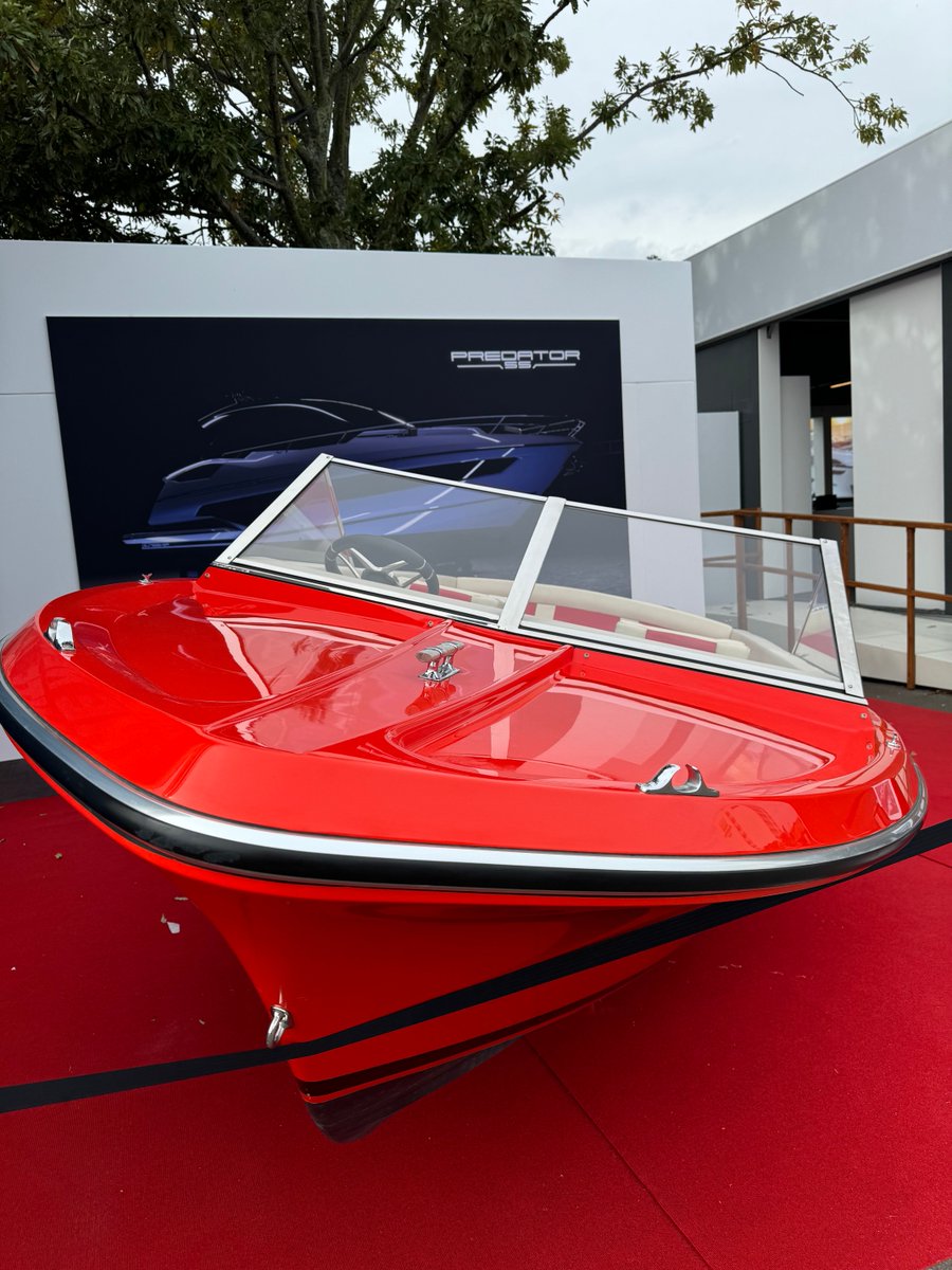 IWClassicBoat's tweet photo. At the Southampton Boat Show you can see the Hostess 17 which was one of the original open cockpit, deep-chine hull speed boats built by Sunseeker in Poole. She is a stunning boat and we are delighted that next year this Hostess 17 will be on display at the Classic Boat Museum. https://t.co/DT1oAKJYpr