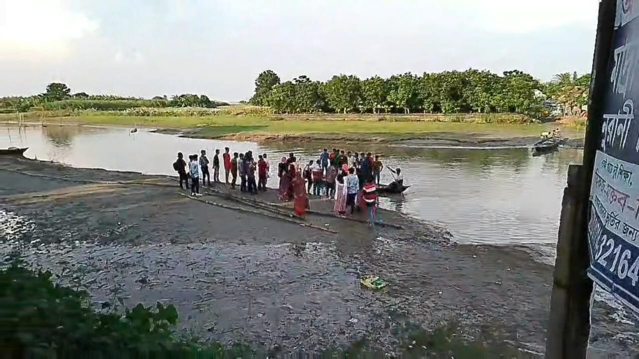 সদরপুরের আকোটেরচর বাজারে খালে বাঁশের সাকো নির্মাণে ইউপি চেয়ারম্যানের গাফিলতি: চরম দুর্ভোগে জনসাধারণ