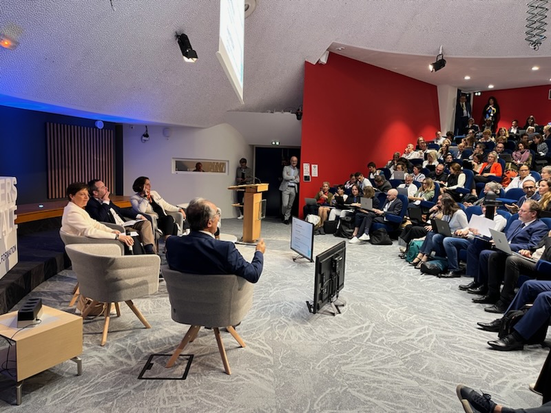 Ih2ef's tweet photo. Cérémonie d'ouverture institutionnelle de la formation initiale statutaire des nouveaux cadres de @education_gouv : 300 personnels d'inspection de la promo Jacques Delors à l'@Ih2ef, 800 personnels de direction des #EPLE à distance
"L’IH2EF est votre maison, vous êtes ici chez vous sous les couleurs de la #République" indique @CTorossian_Off
Table ronde qui donne le cap avec @carolinepascal3 @anneszymczak Raphaël Muller : "Gardez pour boussole l’intérêt général, l’intérêt des élèves, le souci de leurs apprentissages et de leur réussite".