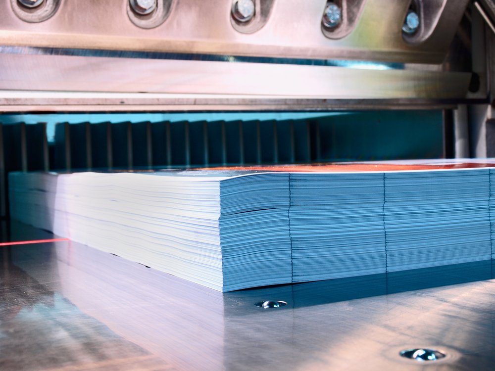 directpressuk's tweet photo. Achieve flawless cuts with precision! ✂️

Our skilled guillotine operators take pride in every cut, ensuring top quality no matter the product.

From business cards to posters, our guillotines process thousands of items per hour, allowing us to deliver fast turnaround times. https://t.co/2oaRULj5dc