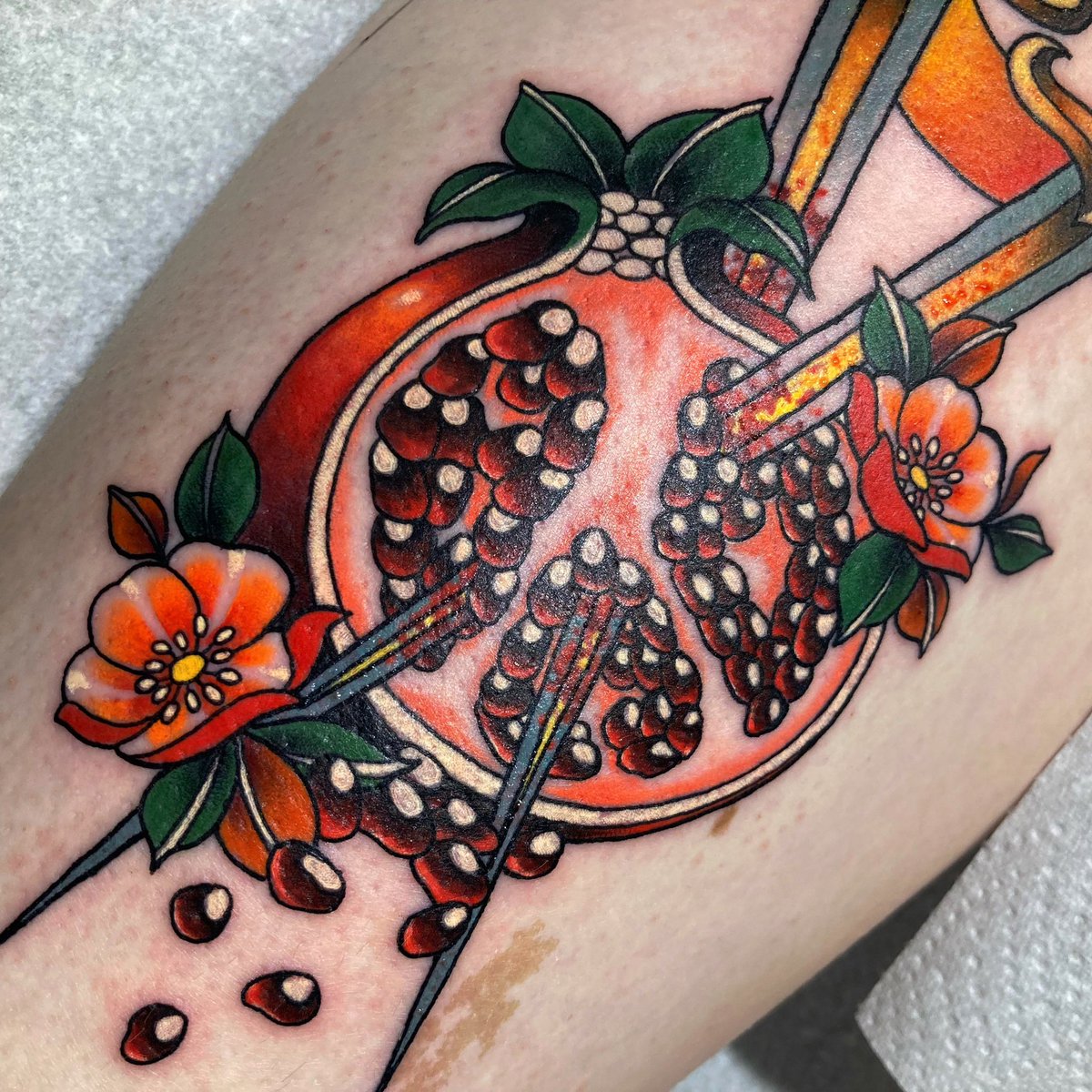 amyalicetattoo's tweet photo. pomegranate &amp; swords from my flash for Codi this afternoon 🤍⚔️ https://t.co/rNNH0ayDzO