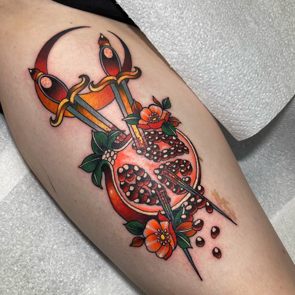 amyalicetattoo's tweet photo. pomegranate &amp; swords from my flash for Codi this afternoon 🤍⚔️ https://t.co/rNNH0ayDzO