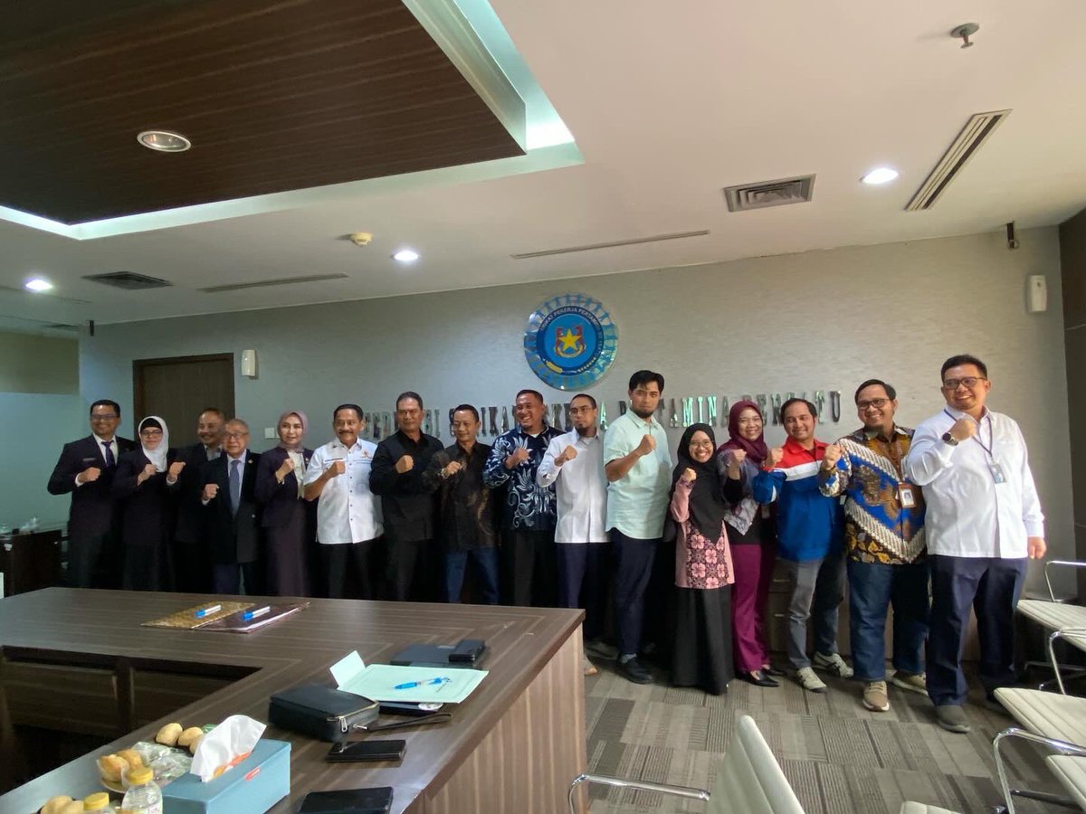 FSPPB_Official's tweet photo. Ketua IKAL Strategis Center, Gumilar Rusliwa Somantri, bersama Presiden Federasi Serikat Pekerja Pertamina Bersatu (FSPPB), Arie Gumilar, menandatangi nota kesepahaman kerja sama (MoU) di Jakarta, Rabu (18/9/2024) https://t.co/PGGRDbGp7r