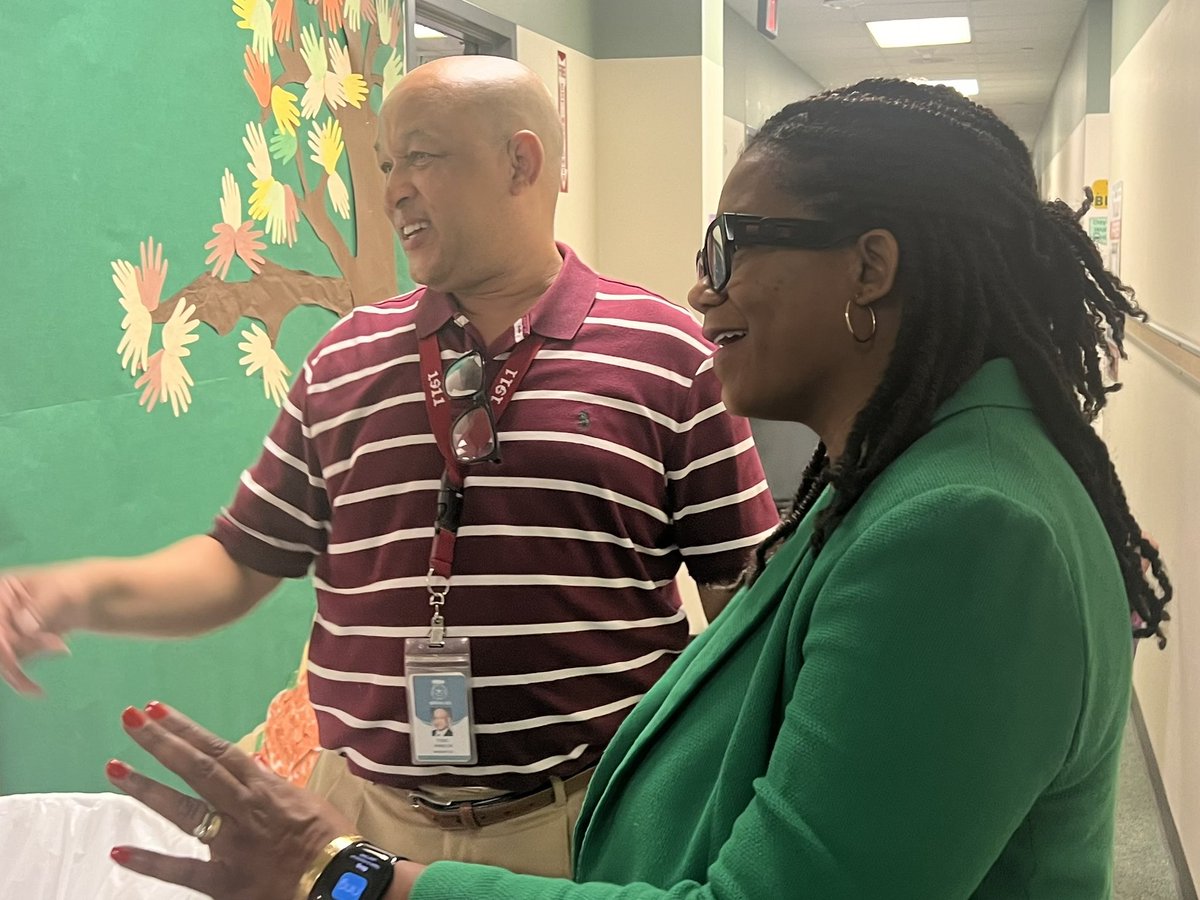 KWilliamsDLD's tweet image. Principal Armelin is amazing and taking time to pour into our Aspiring Principals! #culture #Tier1instruction #masterteachersthroughoutthecampus #relationships #service #outcome-driven #LeadershipDevelopment #leadwhereyouare
