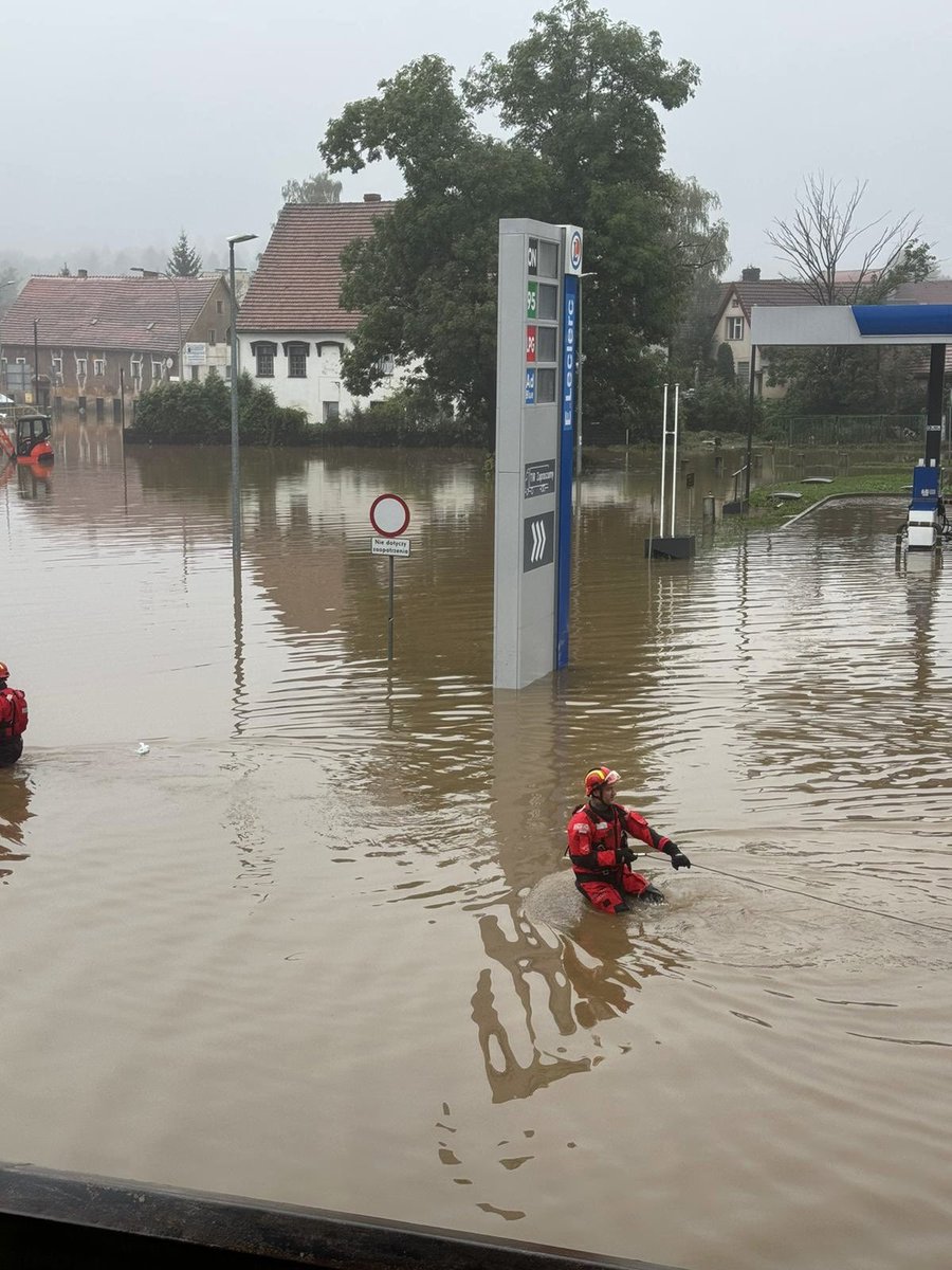 karokarolinaj's tweet photo. Mieszkanie, w którym się wychowałam zostało zniszczone na skutek powodzi. 😔
Mój tato ciężko pracował żeby je wyremontować a dziś wszystko jest zniszczone😔
Jest bardzo dużo zbiórek i każdy potrzebuje wsparcia ale jeśli ktoś chciałby pomóc mojemu tacie to będę ogromnie wdzięczna. https://t.co/PRg0Gg0R4f