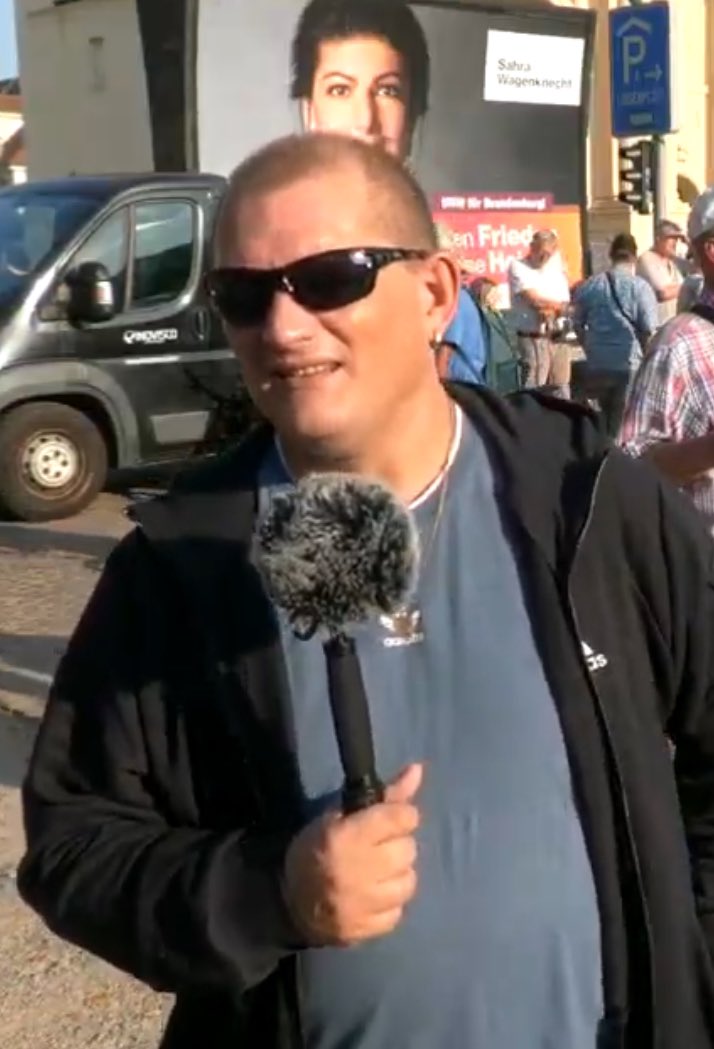 DerNorb's tweet image. Klobürstenmann #Streck in #Potsdam 

🤡