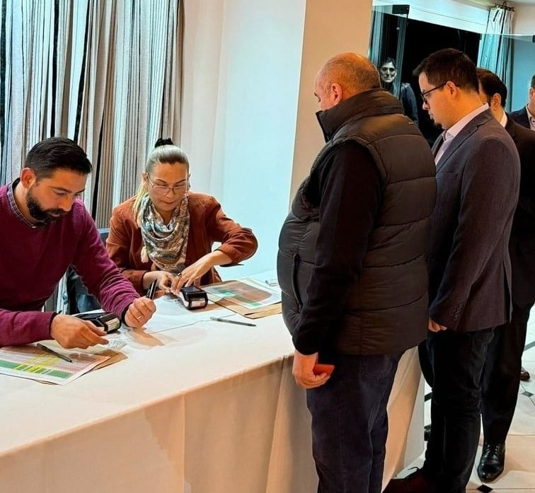 NataliaCaso's tweet image. El diputado Santiago Pauli haciendo la fila para pagar el asado en que se festejó que los jubilados no tendrán un aumento de 13mil pesos. 
Un aumento que no significaba ni un asado de esos por mes para cada jubilado.