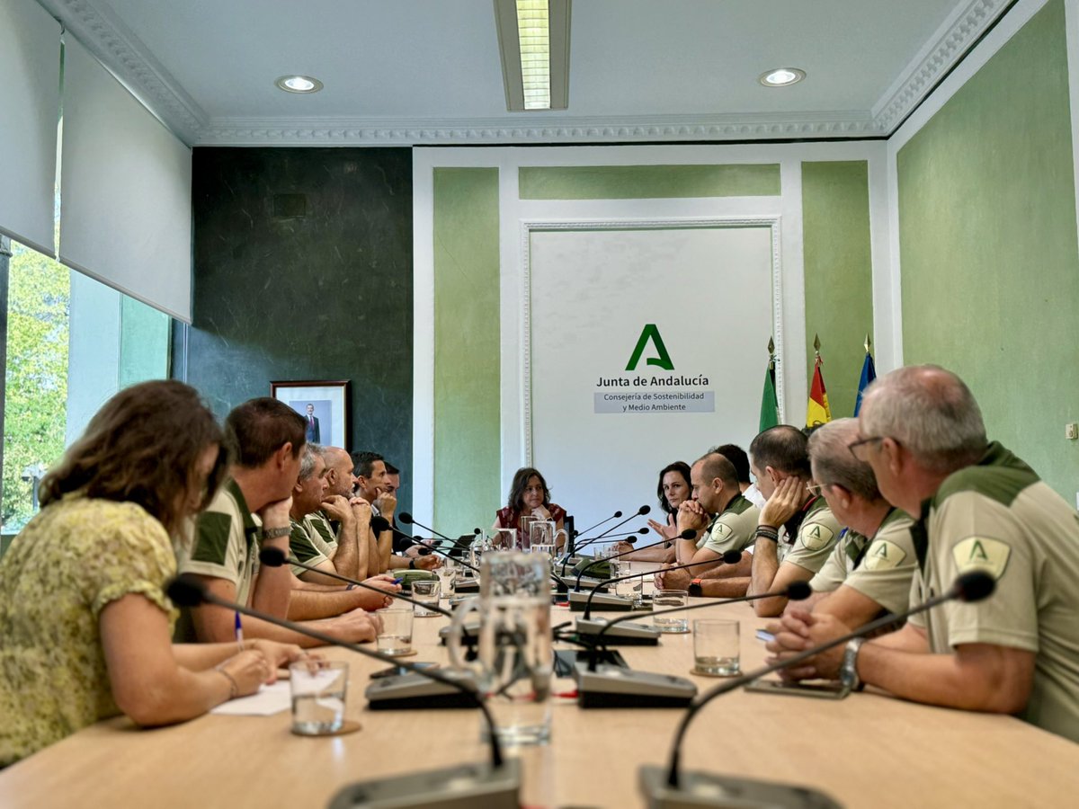 LinaGarcia_AND's tweet photo. Me reúno con los Agentes de Medio Ambiente @AAMM_And. 

Les trasladamos el compromiso firme de la @AndaluciaJunta con este colectivo, destacando la importancia de su labor en la custodia y vigilancia de los recursos naturales y en la aplicación de las políticas medioambientales. https://t.co/BhKDdmbHuj
