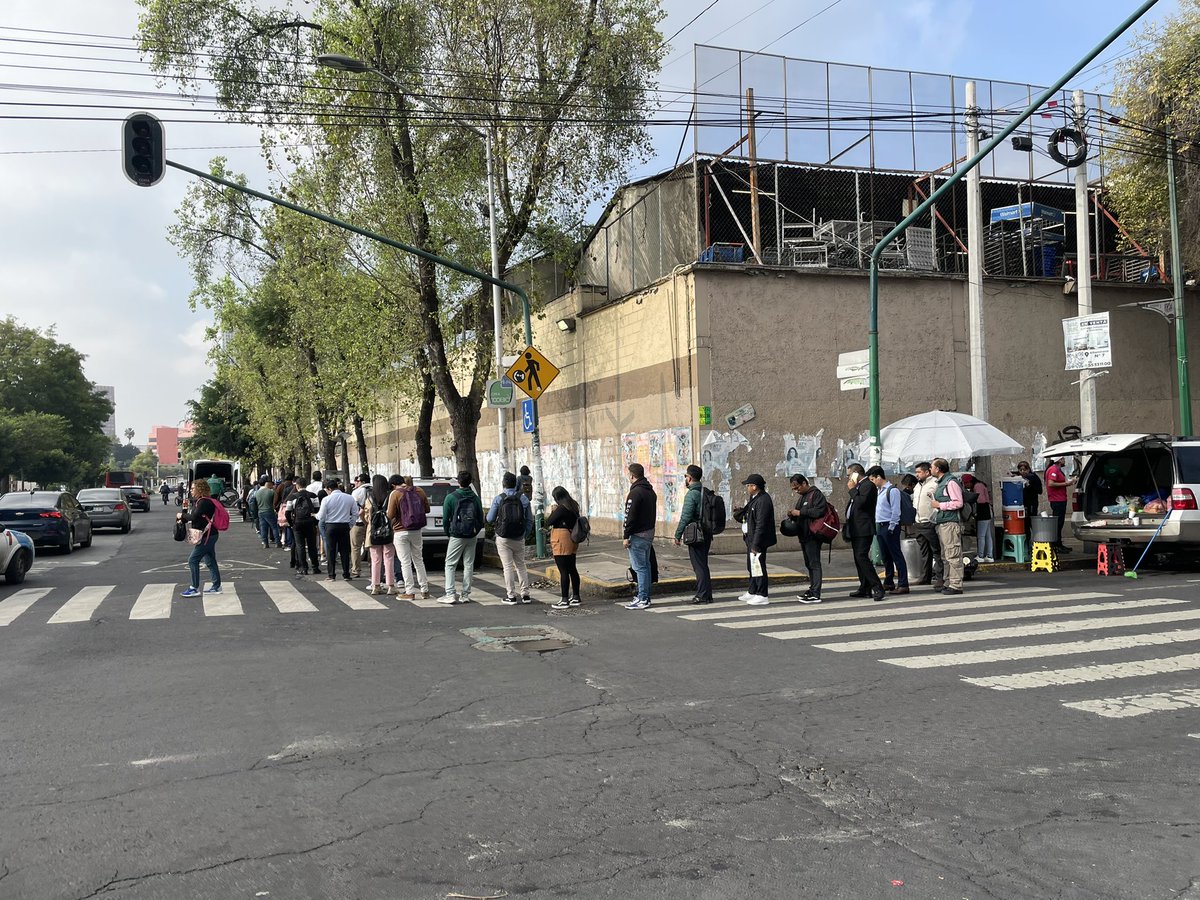 criminofonia's tweet photo. Aprecie usted a los usuarios intermodales que no tienen que enlatarse en una máquina letal de más de una tonelada para llegar a su destino.
La fila para tomar una @ecobici ahora daba la vuelta a la esquina. Menos coches, más bicis, mejor transporte público. https://t.co/4L73Xi6fMX