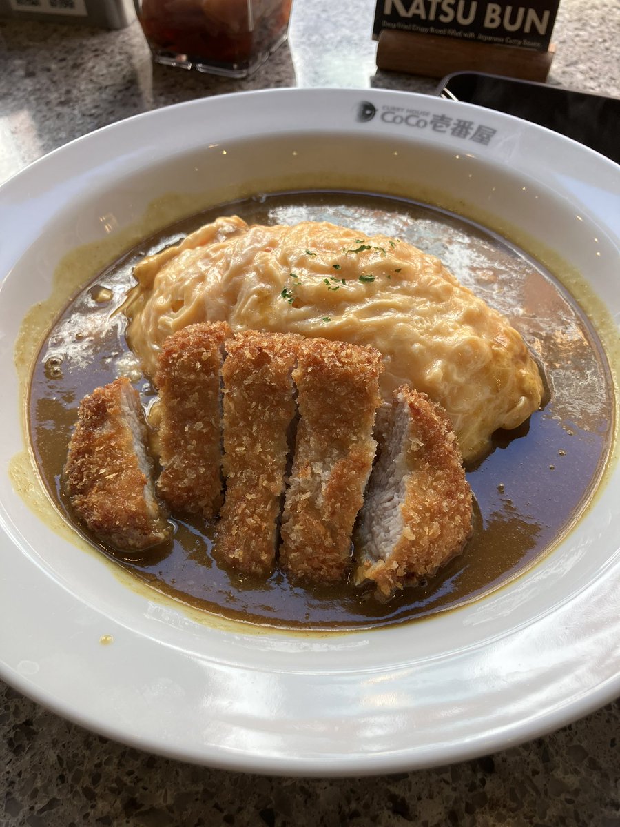 ロンドンのCoCo壱番屋

オムカツカレー　3,788円（19.35ポンド）

味は日本と同じ。物価が高いロンドンでも強気の価格設定。