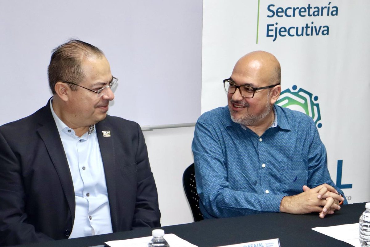 IJA_Jalisco's tweet photo. En tanto que el Mtro. Pedro Vicente Viveros, miembro del Comité de Participación Social de @SEAJalisco destacó la importancia de que directivos del IJA participen y desdoblen este taller con sus equipos de trabajo. https://t.co/vwTWZOiRy0
