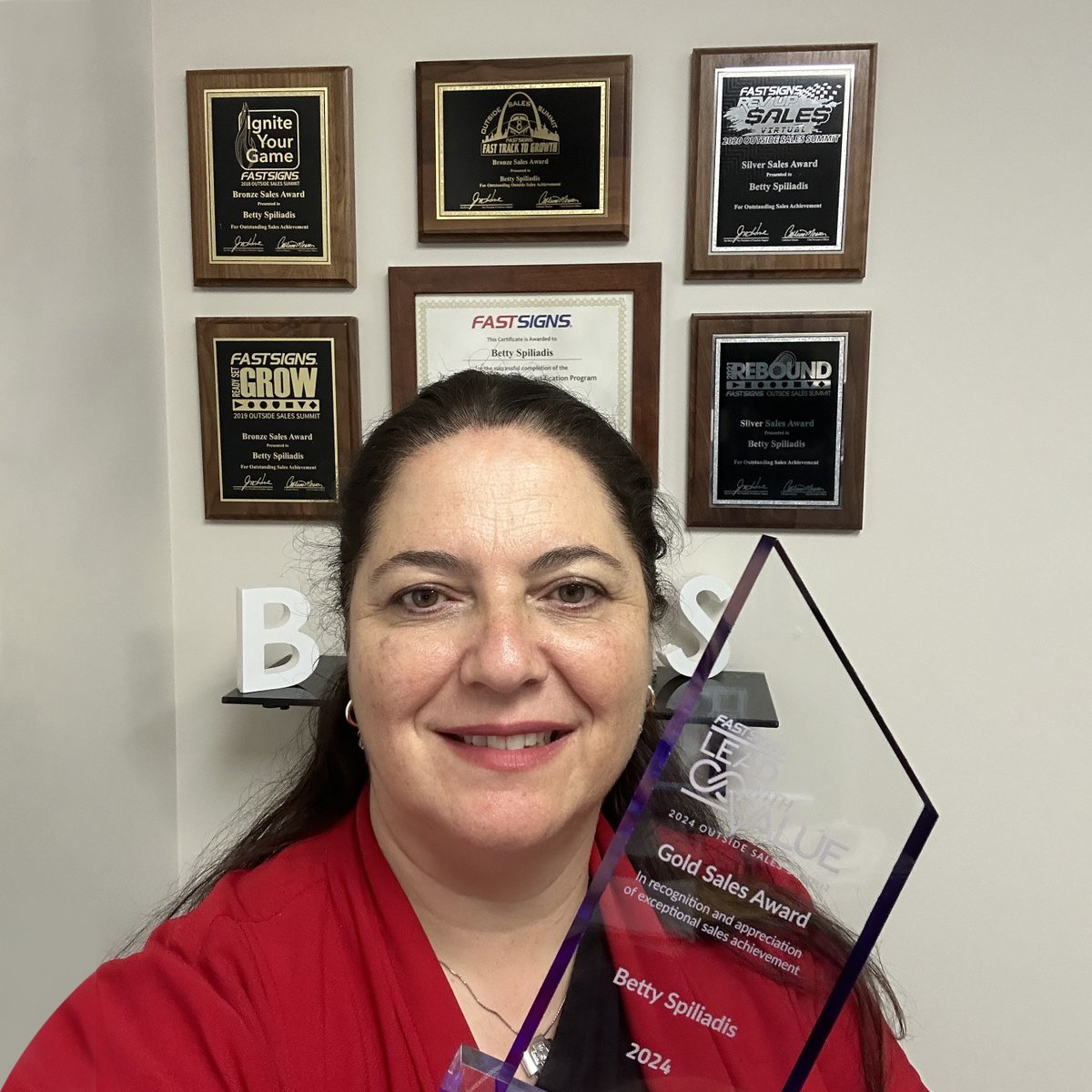 FASTSIGNS658's tweet image. We Have a Winner!

Huge congratulations to our amazing Outside Sales Superstar, Betty Spiliadis, for winning the Gold Sales Award at the FASTSIGNS Outside Sales Summit!

Betty embodies the true spirit of our company and continuously sets the bar higher.

 #FASTSIGNSDidIt #YQG