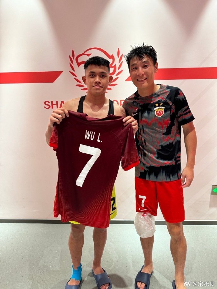 Arif Aiman Hanapi🇲🇾, who scored a brace in #ACLElite match of Shanghai Port 2-2 Johor DT, came to the door of home team dressing room after the game and said he was a fan of Wu Lei and hoped to swap jersey with him. In the end they took the photo and swapped jerseys.